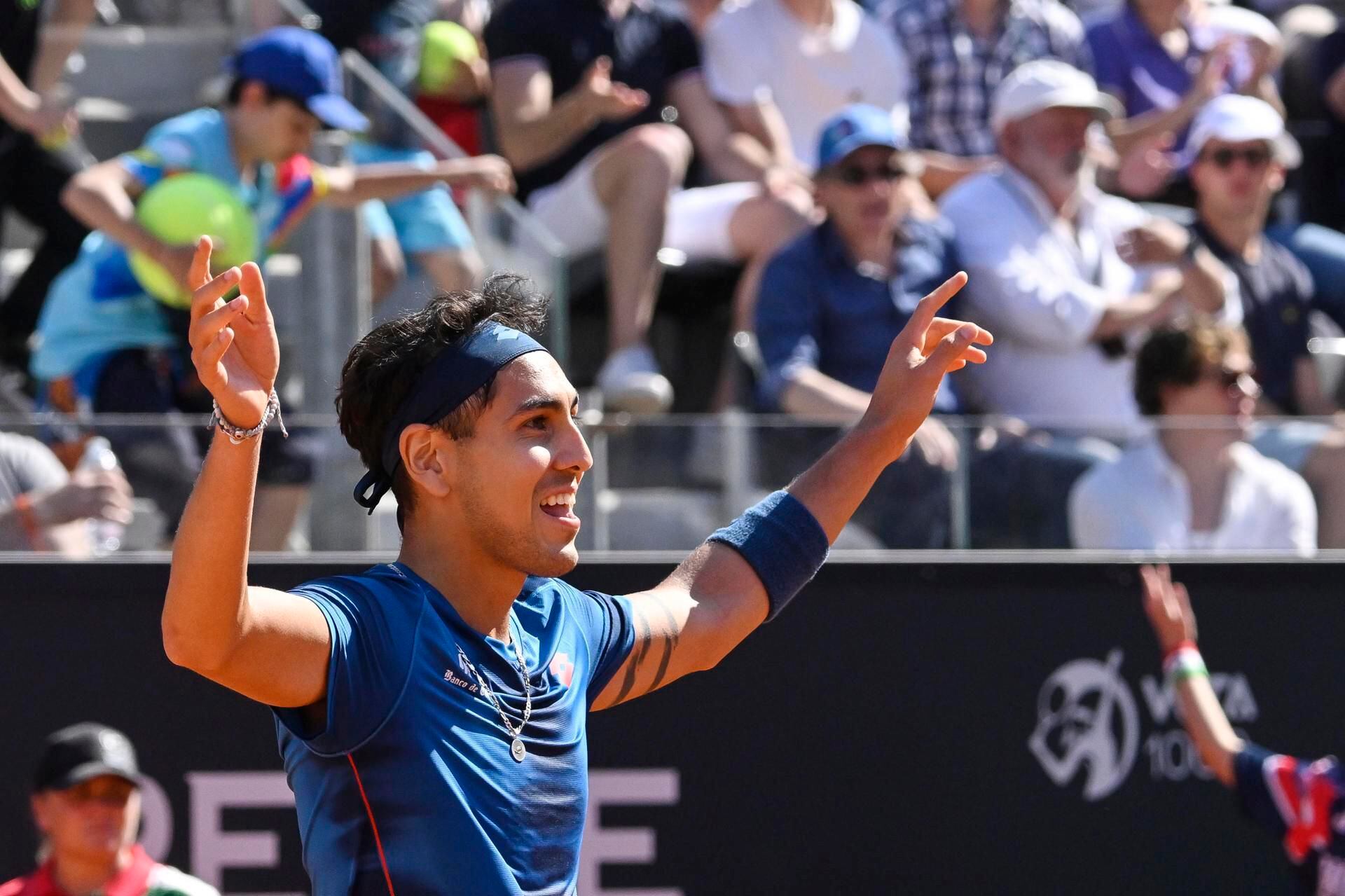 Alejandro Tabilo de Chile celebra después de ganar contra Novak Djokovic de Serbia en su partido individual masculino en el torneo de tenis Abierto de Italia en Roma, Italia, 12 de mayo de 2024. (Tenis, Italia, Roma) (Foto: EFE).