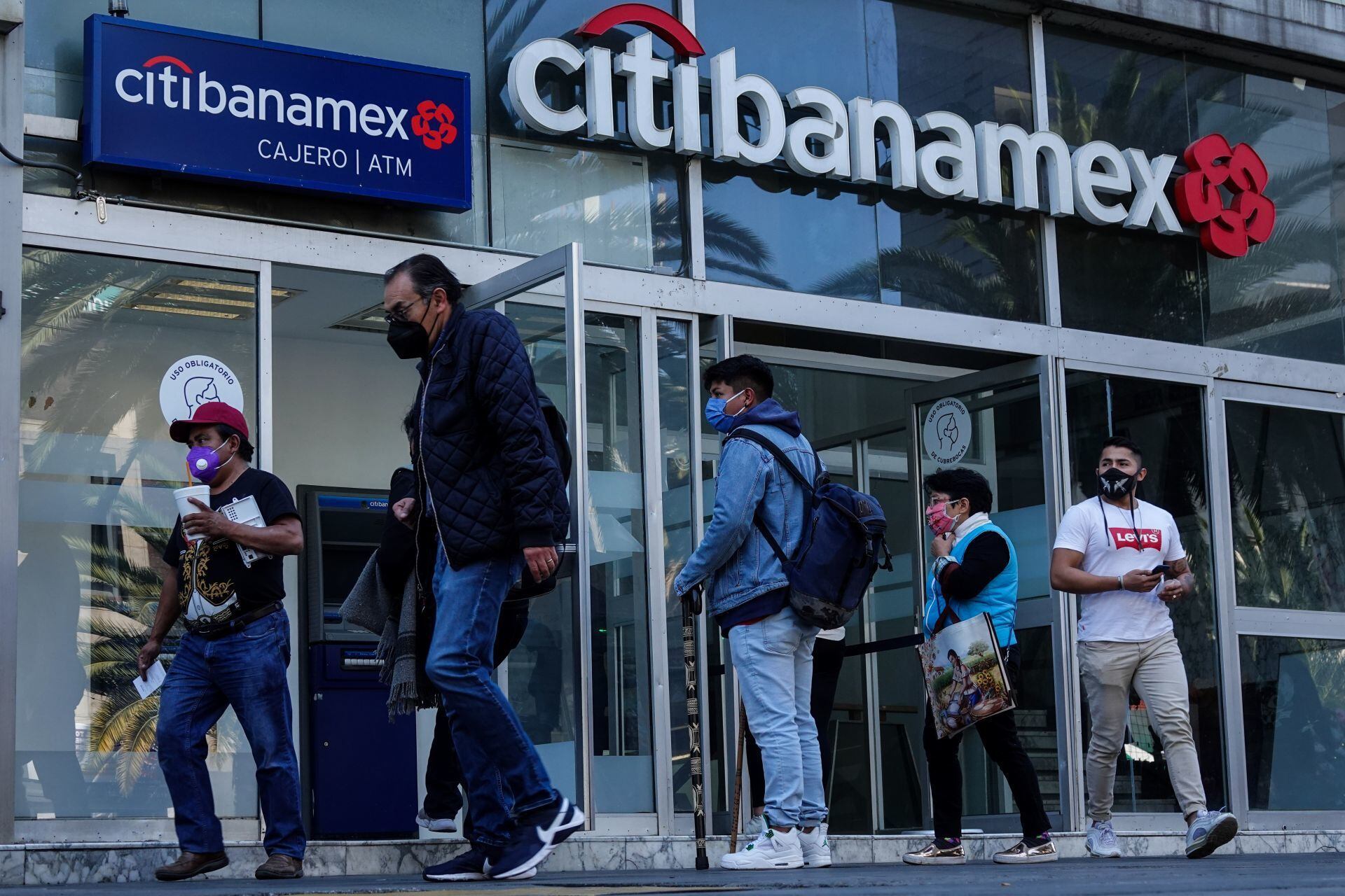 Santander se va de la contienda, pero estos bancos aún tienen en la mira compra de Banamex