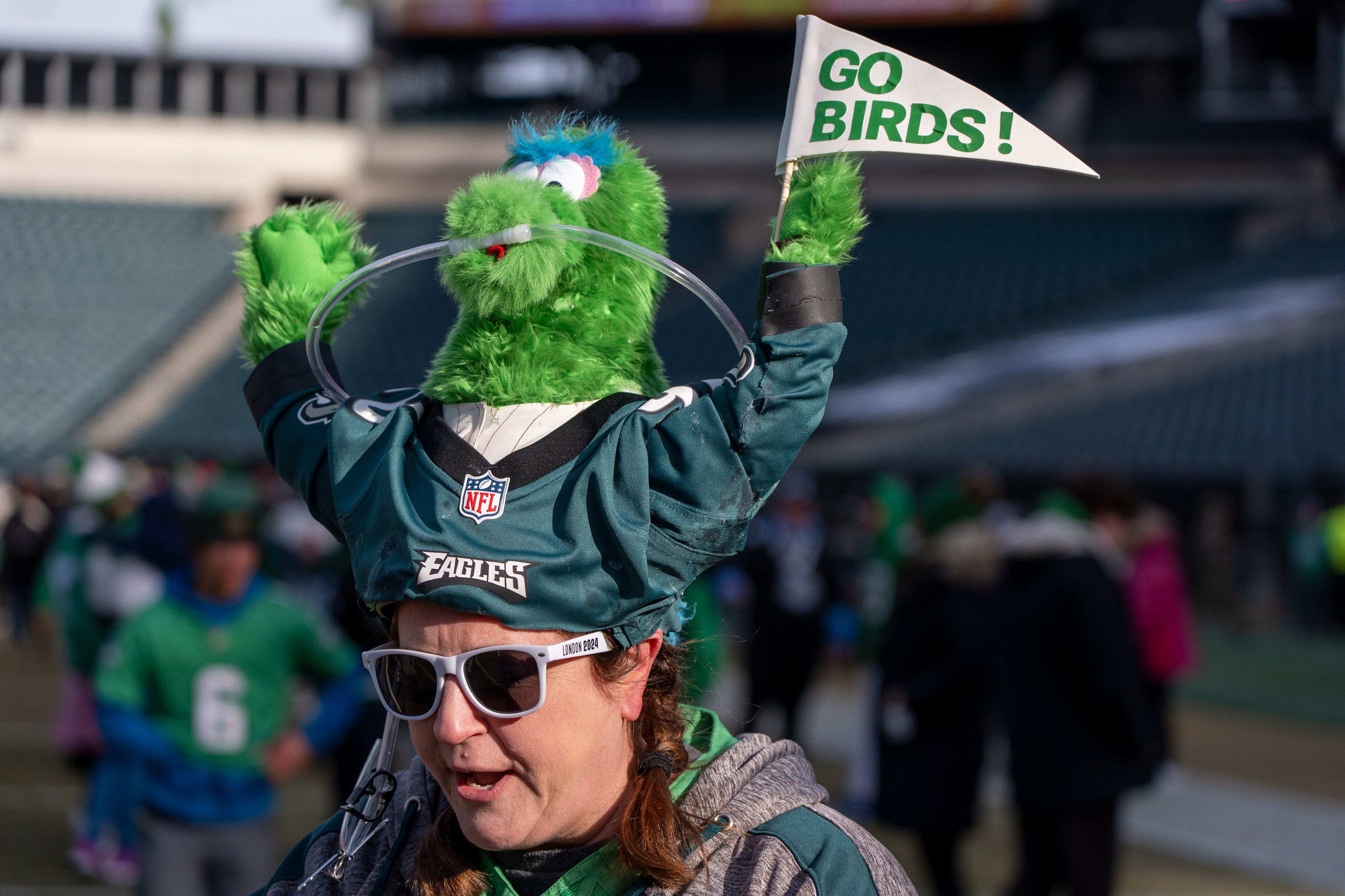 Una aficionada de los Eagles de Filadelfia acudió a la despedida del equipo antes del Super Bowl 2025.