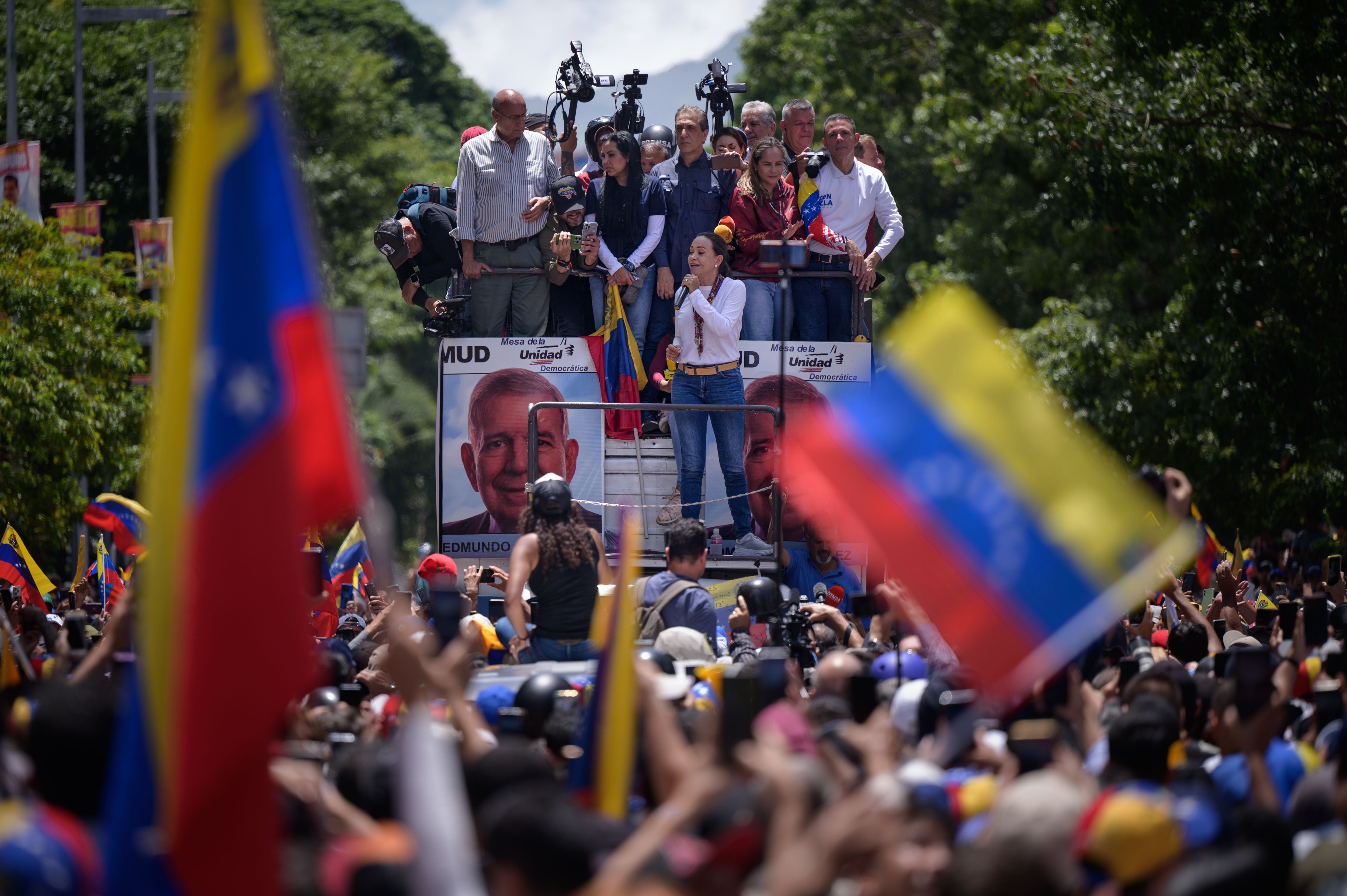 María Corina Machado habla con sus partidarios durante las protestas de este sábado en Caracas. 