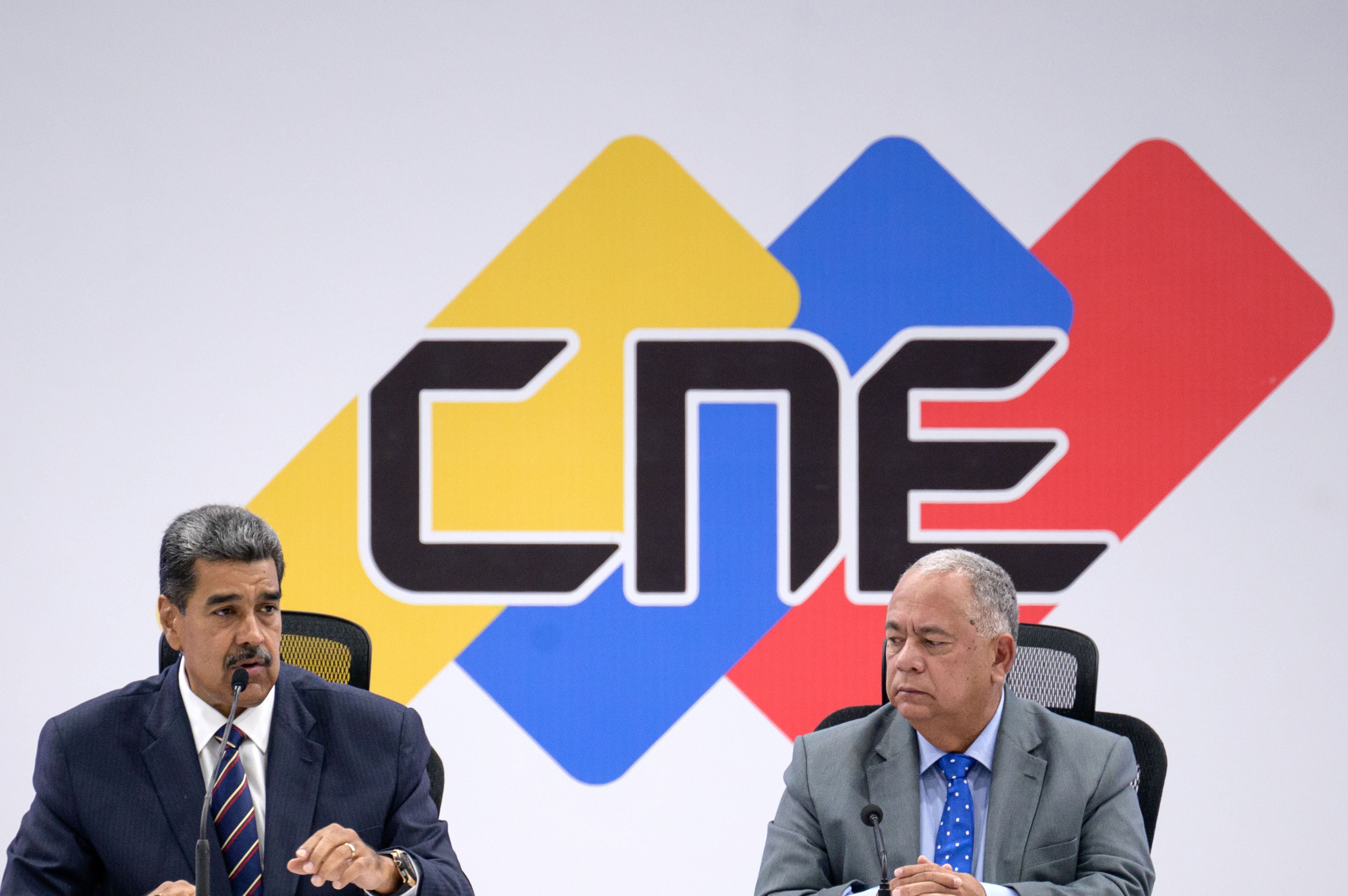 Nicolás Maduro recibe el certificado que lo declara como presidente electo de Venezuela por el Consejo Nacional Electoral. 
