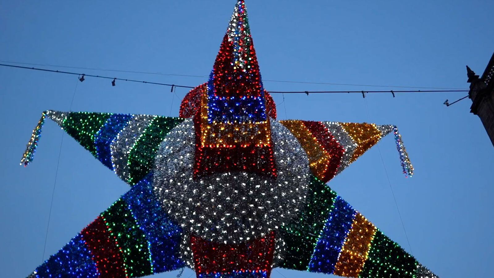 Entre las decoraciones con las que contará el Zócalo de la CDMX se encuentra una piñata de 7 metros. 