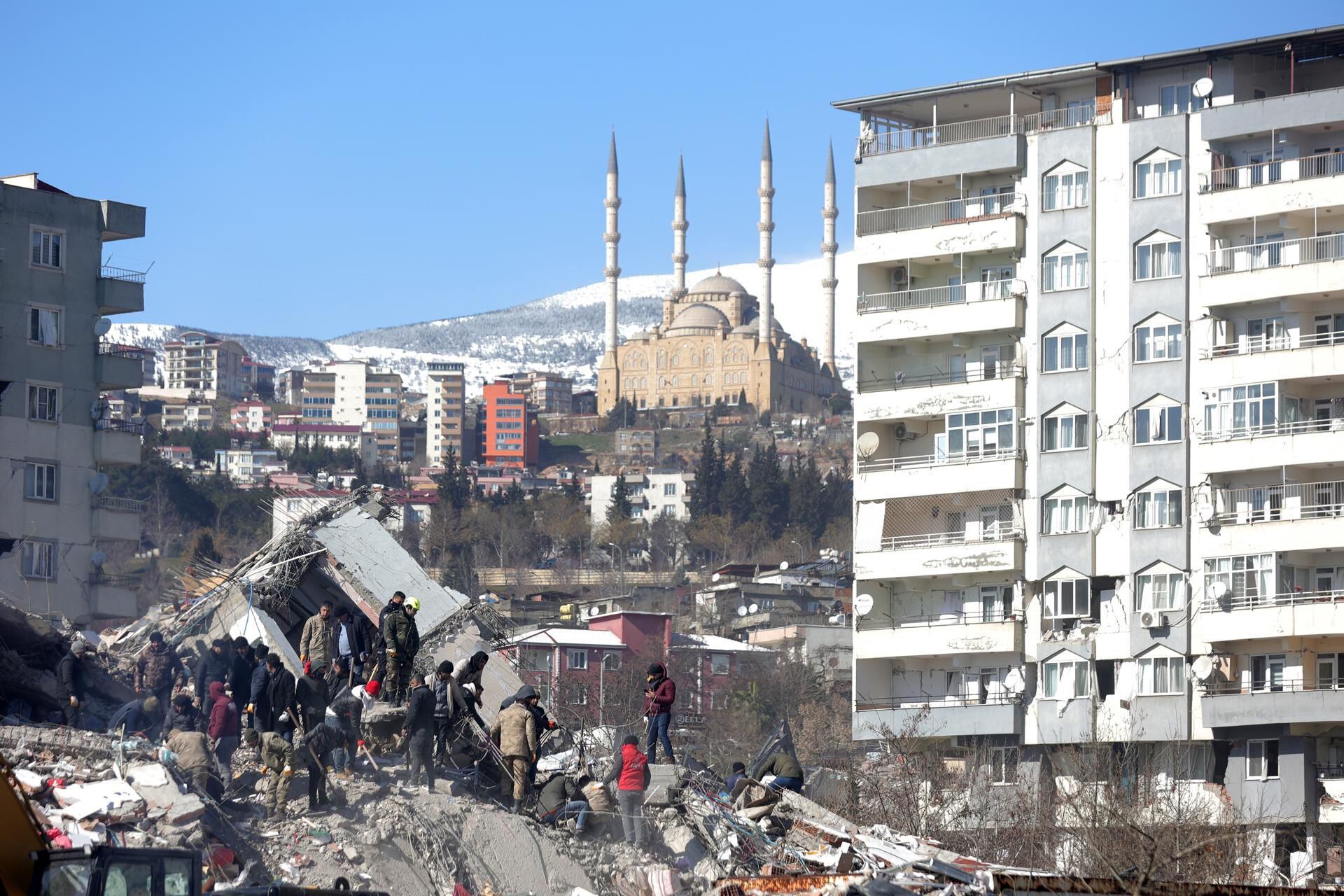 Equipos de rescate en Kahramanmaras, sudeste de Turquía. 
