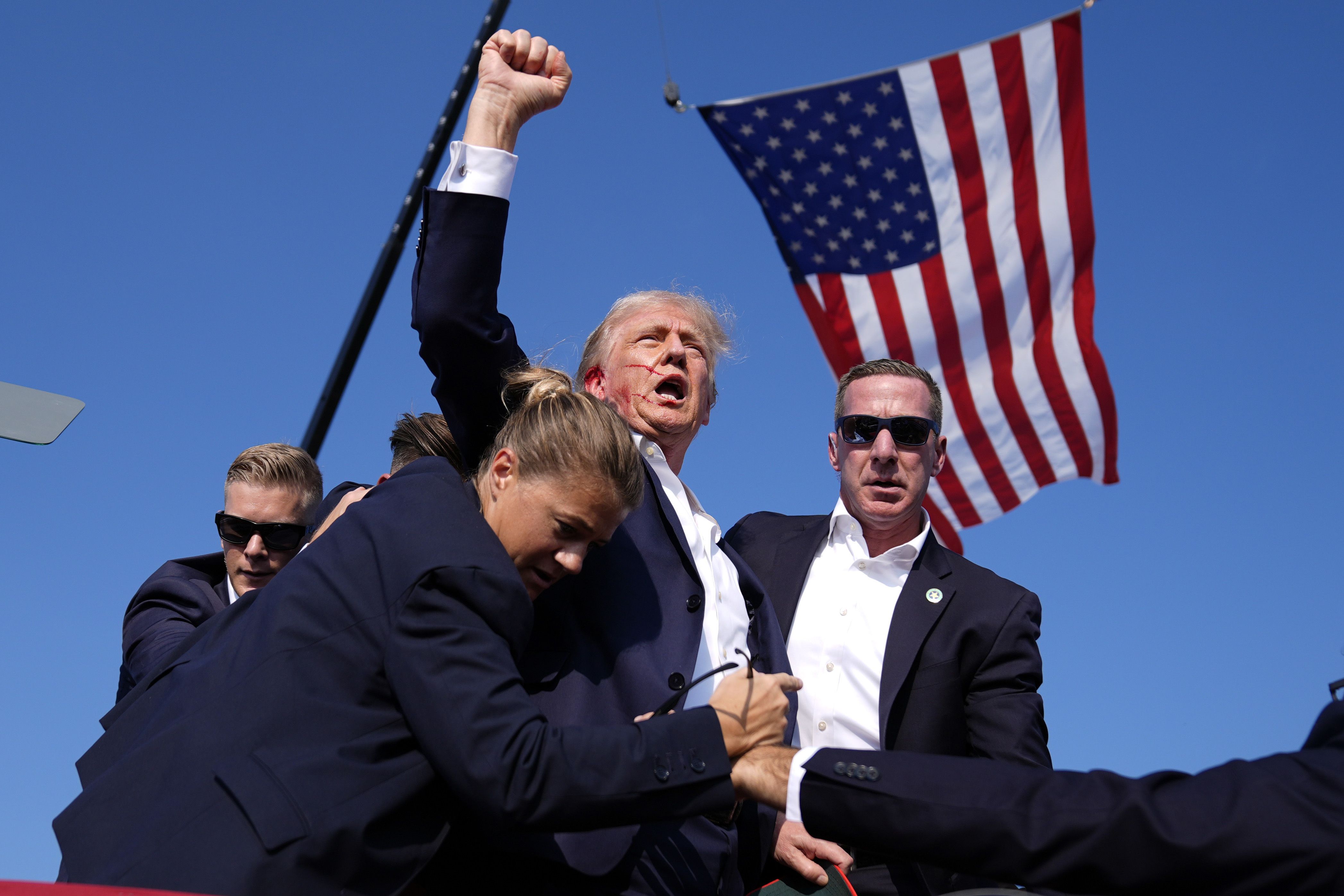 El candidato presidencial republicano, Donald Trump rodeado por Agentes del Servicio Secreto de Estados Unidos en el escenario durante un mitin de campaña. [Fotografía. AP/Evan Vucci]