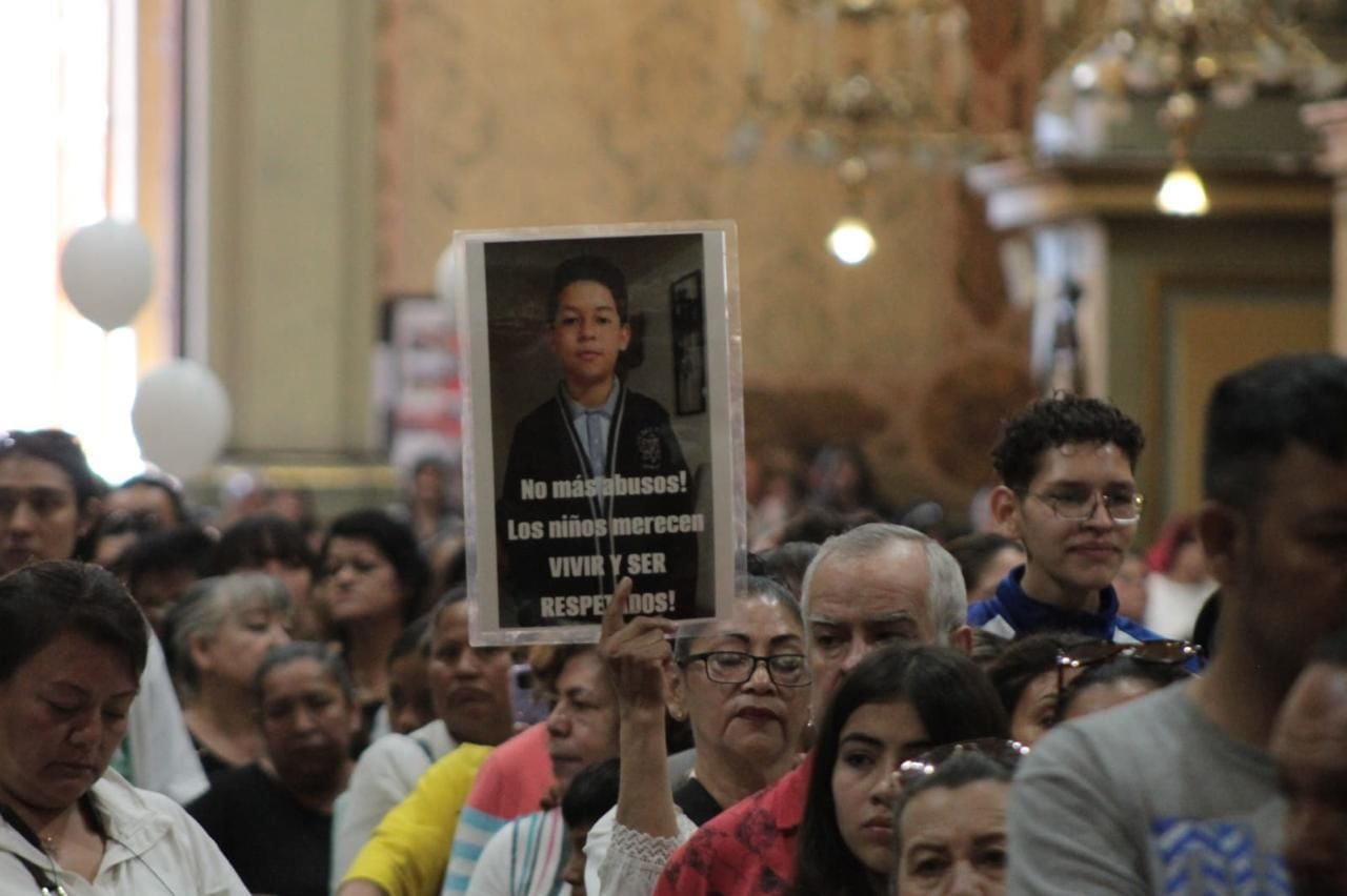 Asistentes a la misa exigieron justicia por el asesinato de Mateo Ramírez. [Fotografía. Luciano Vázquez]