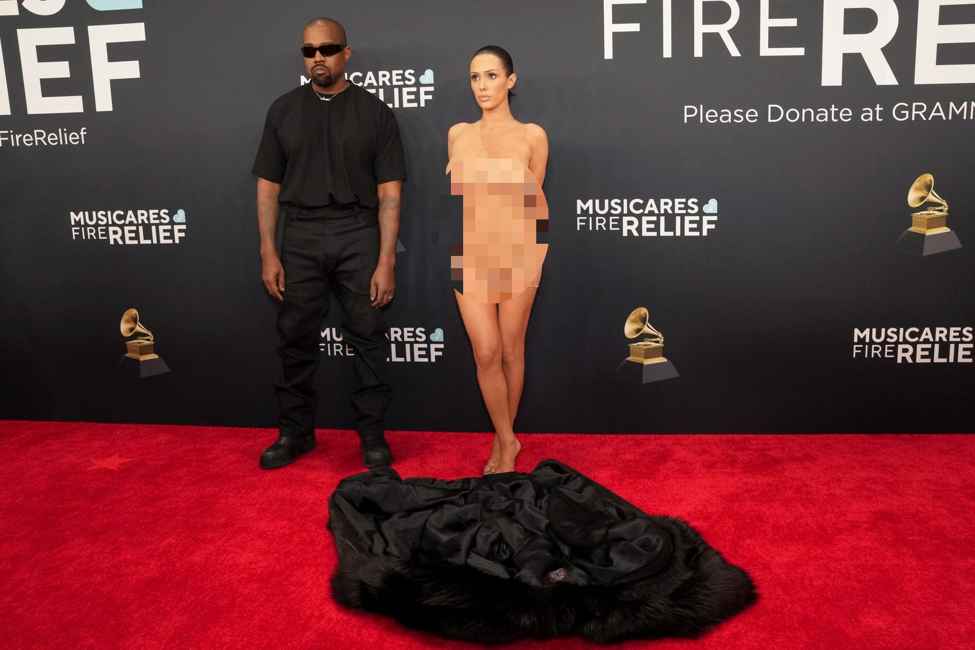 Kayne West y Bianca Censori en la alfombra roja de la 67 ceremonia anual de los premios Grammy en el Crypto.com Arena de Los Ángeles, California, Estados Unidos, el 02 de febrero de 2025. (Foto: EFE/EPA/CENA ALISON).