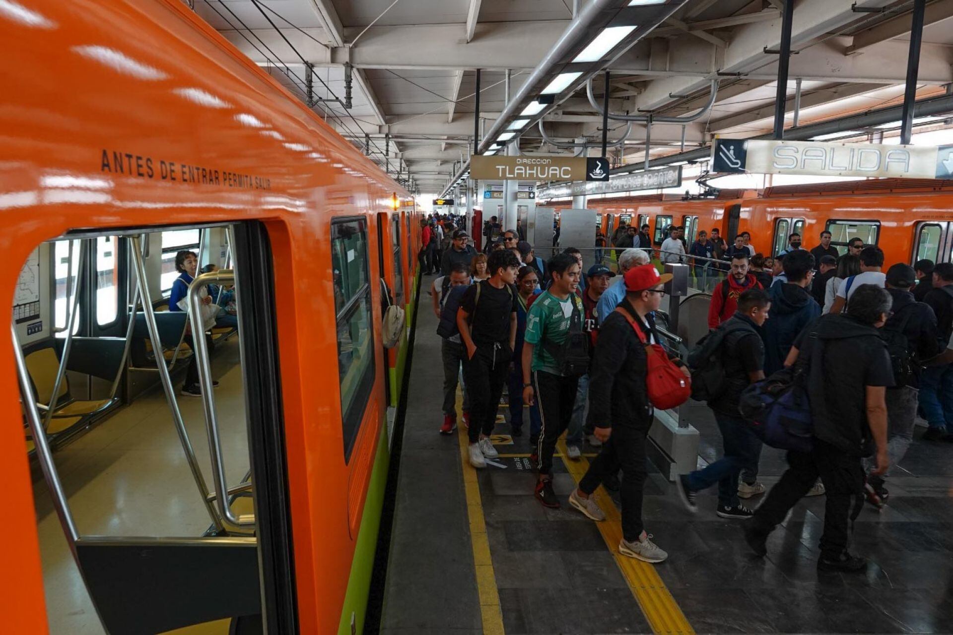 Usuarios del Sistema de Transporte Colectivo Metro reportan la mañana de este jueves 13 de marzo retrasos en la línea 12.