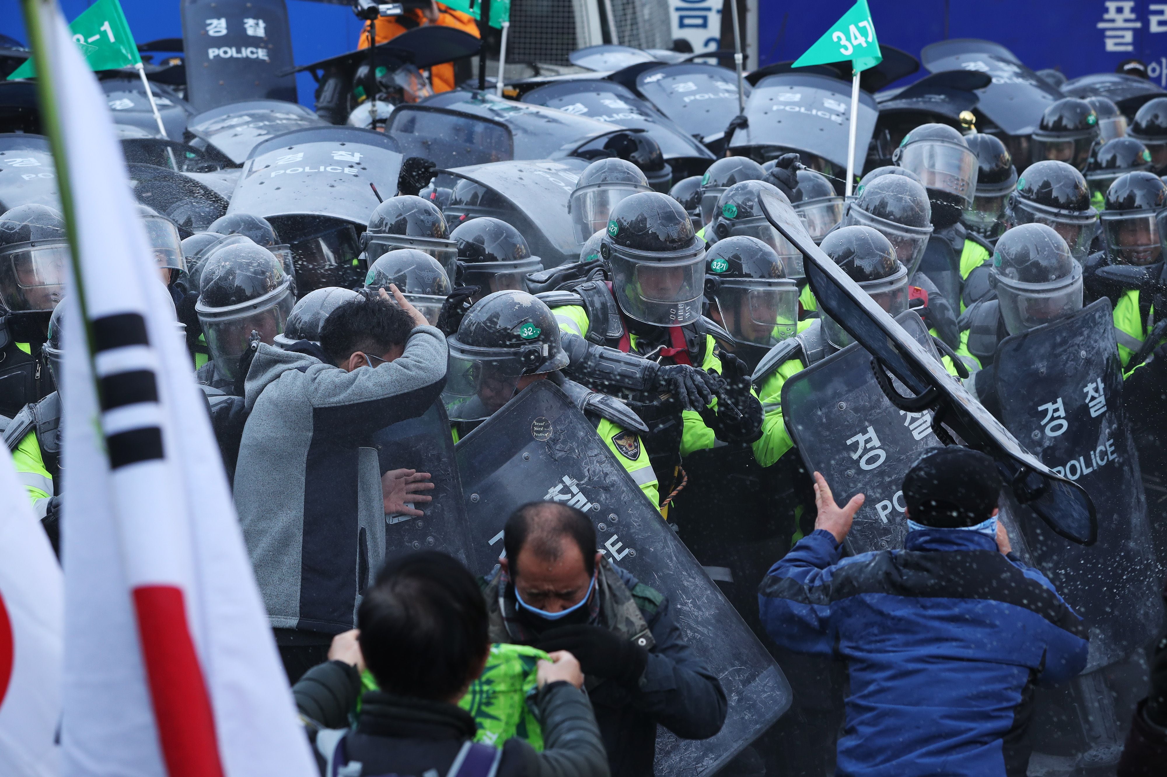 Partidarios de Park Geun-hye se enfrentan con agentes de policía durante una protesta cerca del tribunal en Seúl.