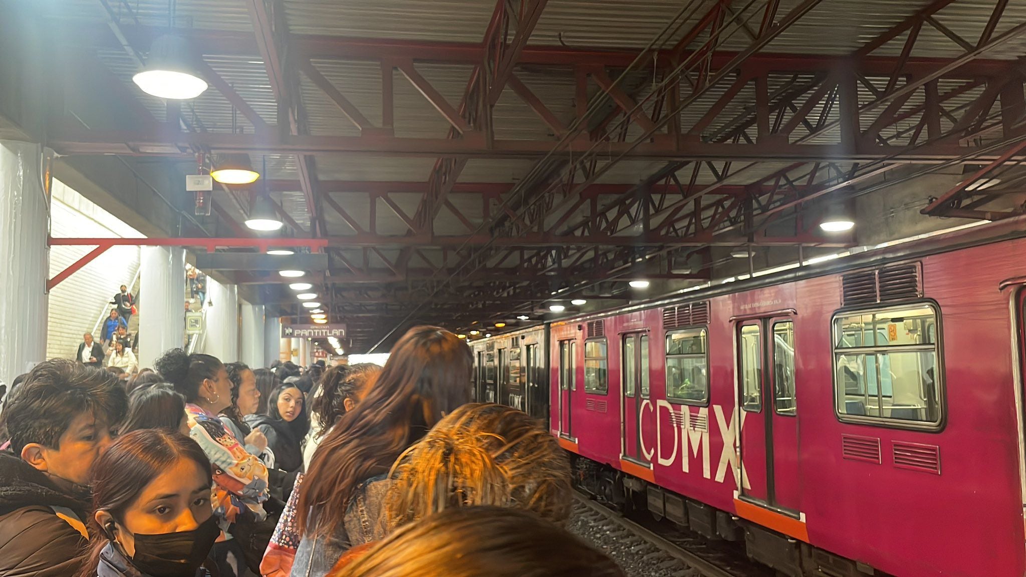 Metro de la CDMX: Reportan andenes llenos y falta de trenes en Líneas A, B, 3, 4 y otras