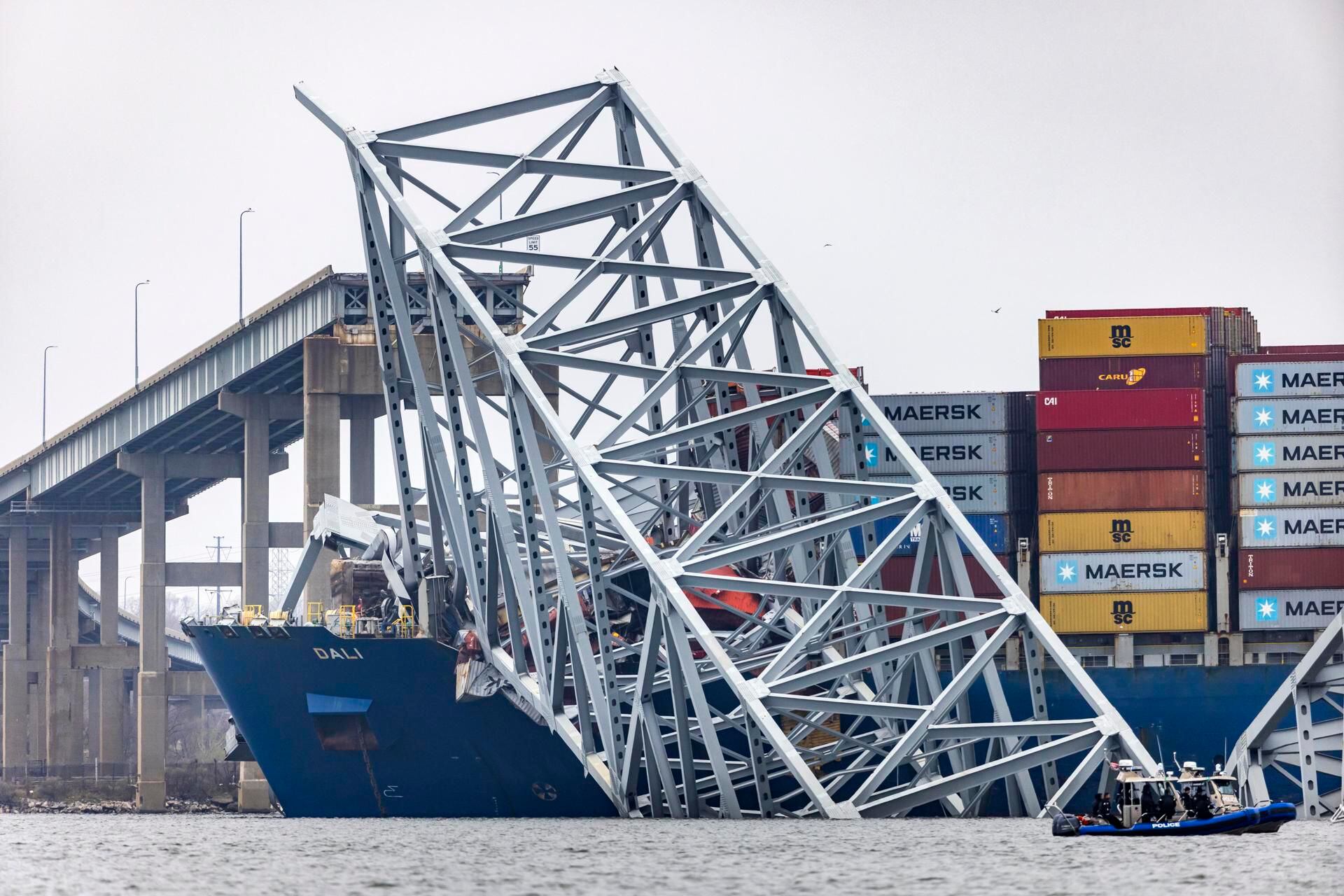 ‘Héroes’; policías detuvieron el tránsito antes de caída de puente en Baltimore; obreros podrían haber muerto