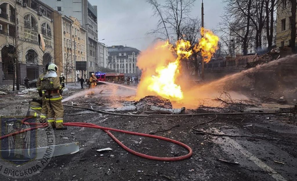 Bomberos trabajan en la escena de un ataque ruso con misiles, en Kiev, Ucrania.