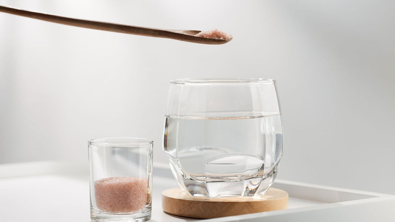 El agua con sal del Himalaya se ha popularizado como bebida sana, aunque no se han probado sus supuestos beneficios. (Foto: Shutterstock).
