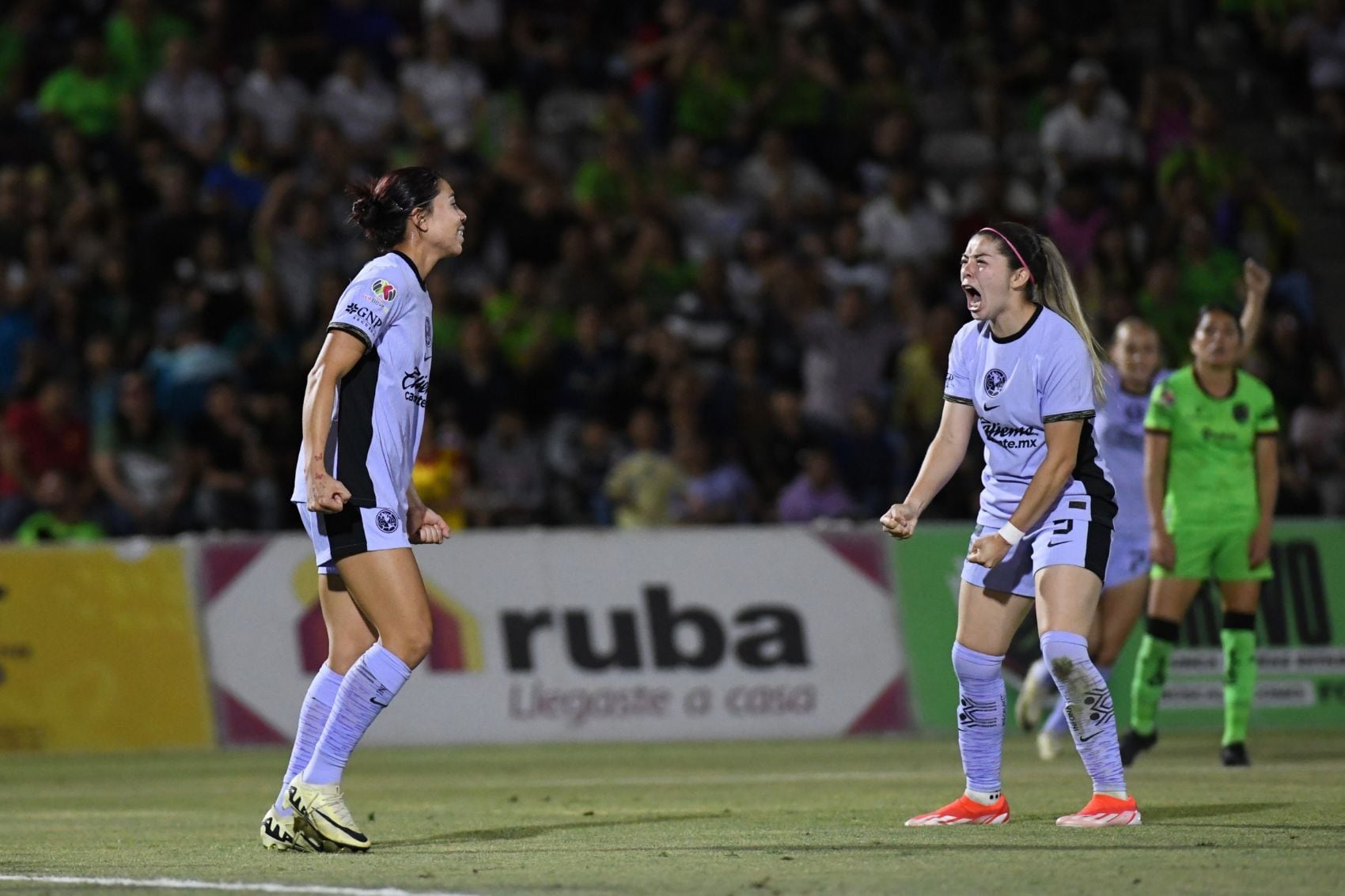 América femenil consiguió el pase a semifinales al vencer a Chivas en los dos partidos correspondientes. (Foto: Mexsport) 