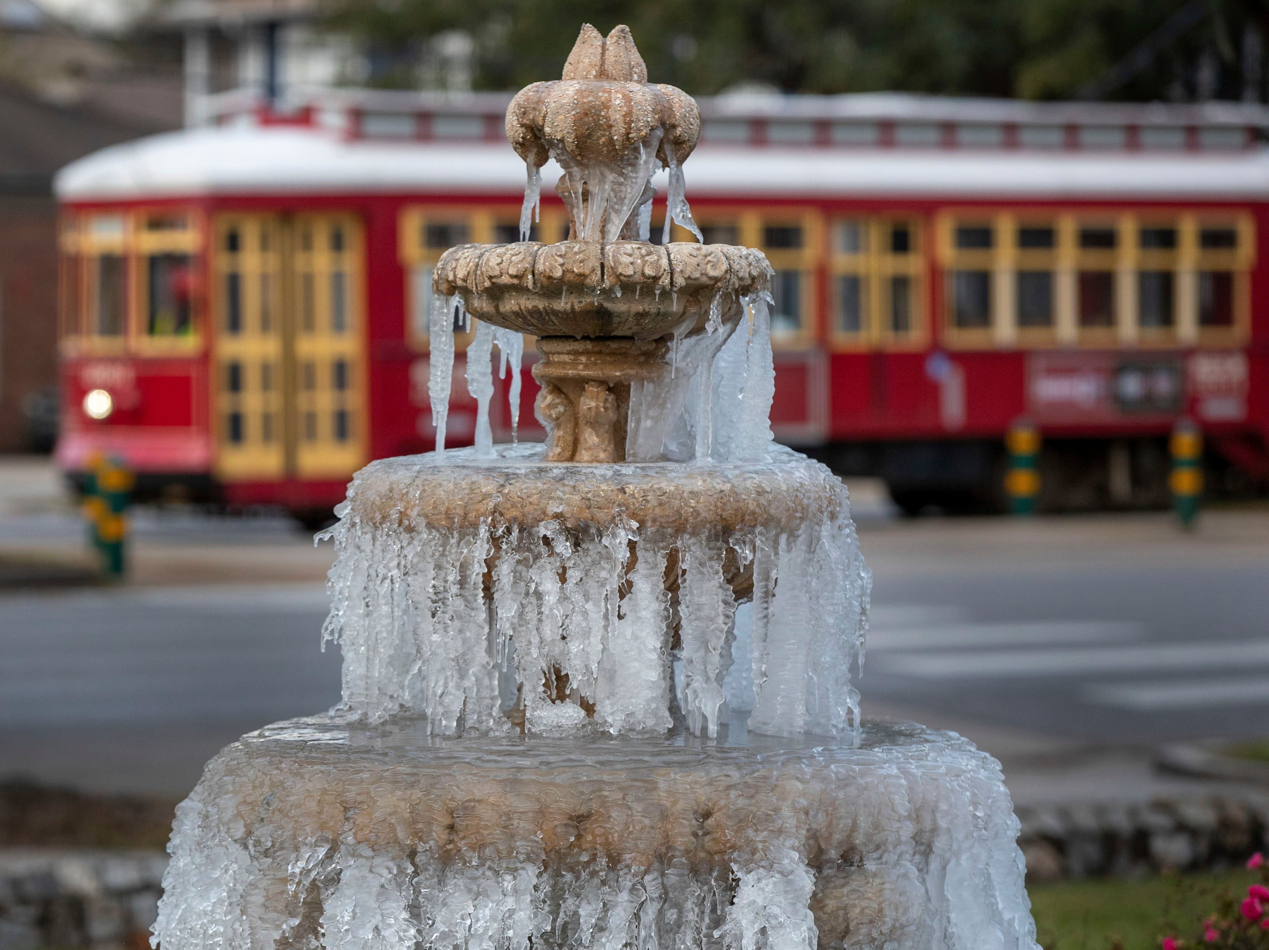 El agua de una fuente luce congelada luego de que las temperaturas bajaran para rondar los -6 grados centígrados en la funeraria Jacob Schoen & Son en Nueva Orleans.