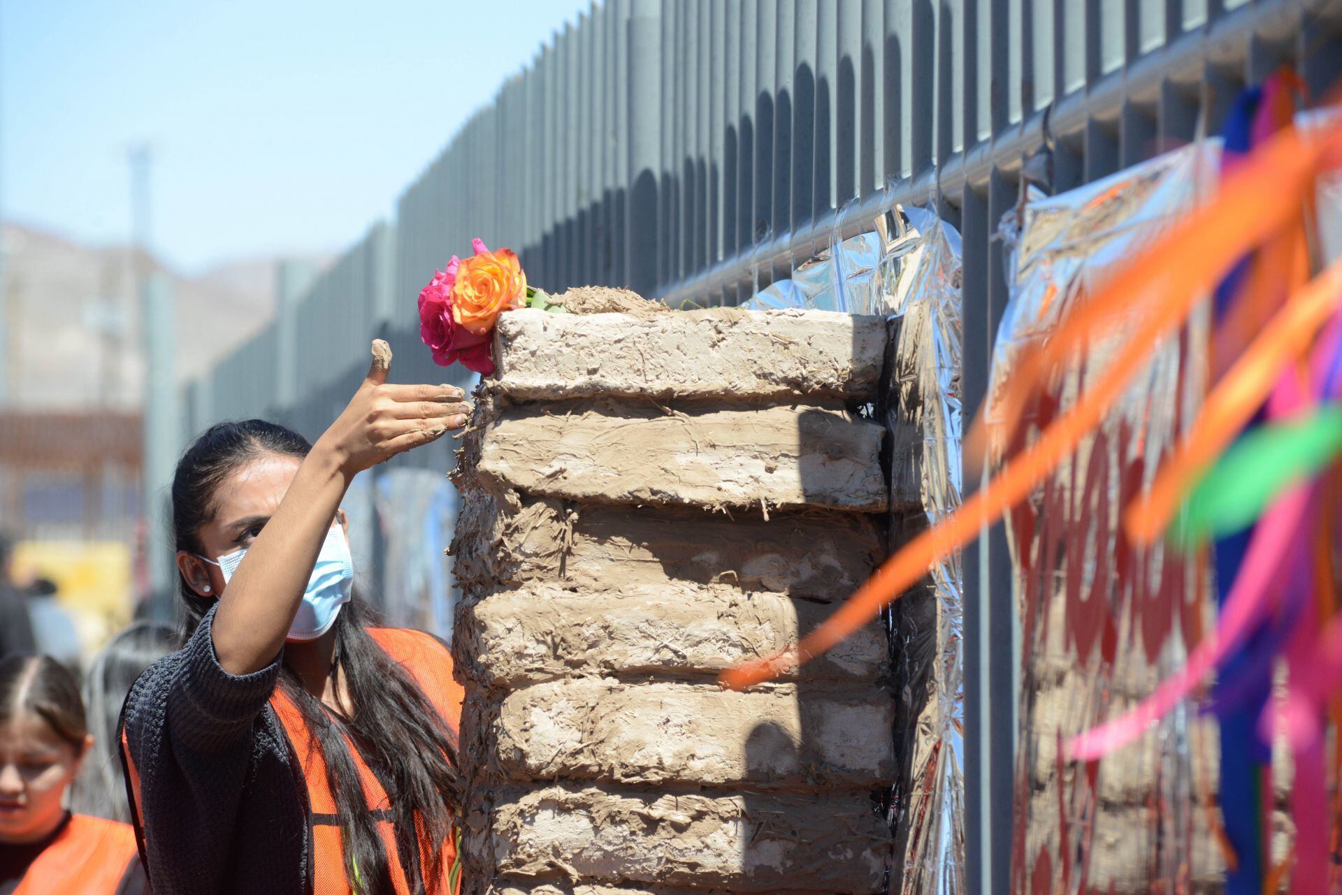 Manifestantes protestaron en las inmediaciones de la estación migratoria de Ciudad Juárez a un año del trágico incendio.