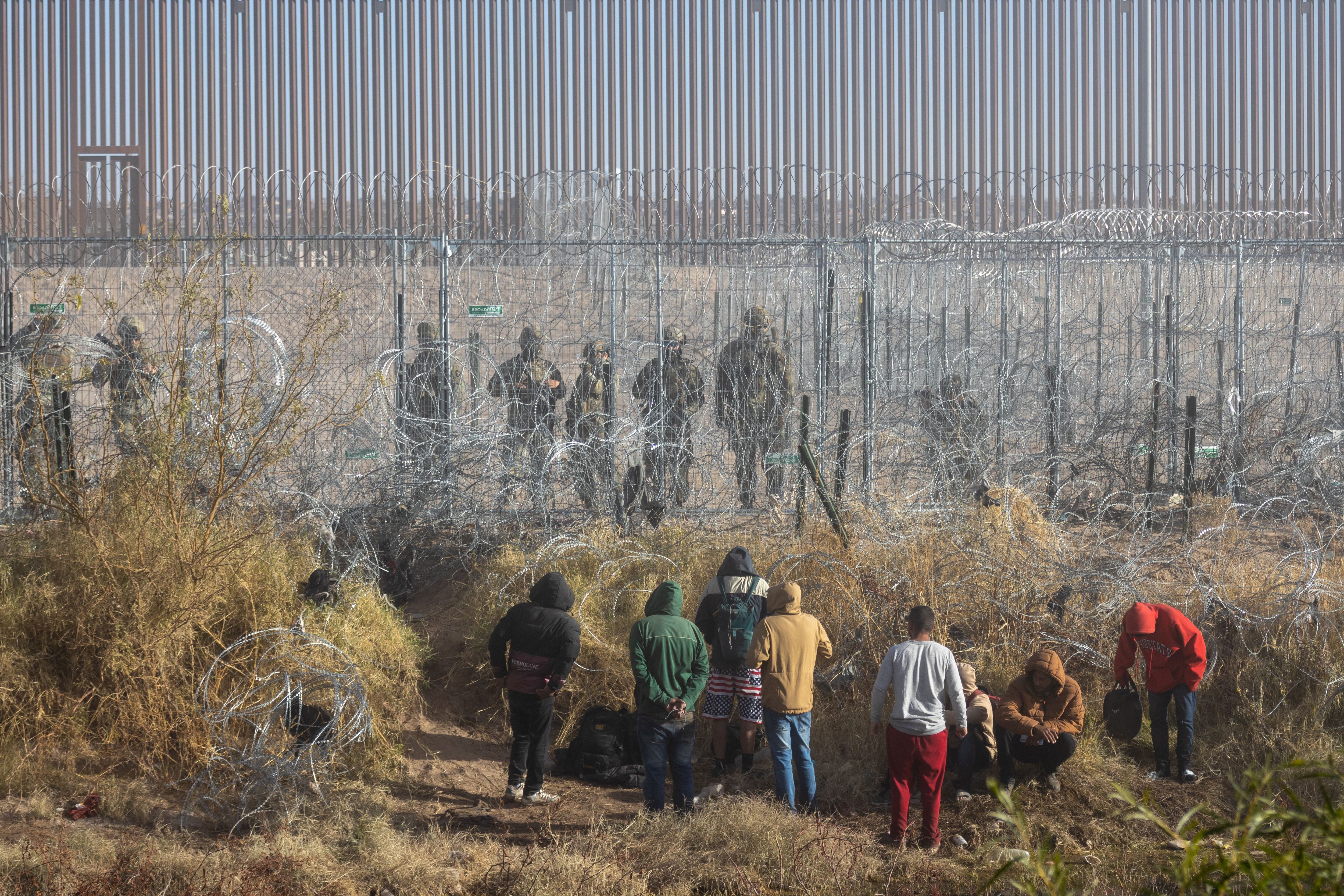 Texas, al ‘grito de guerra’ contra migrantes: Enviará 400 soldados más a frontera con México