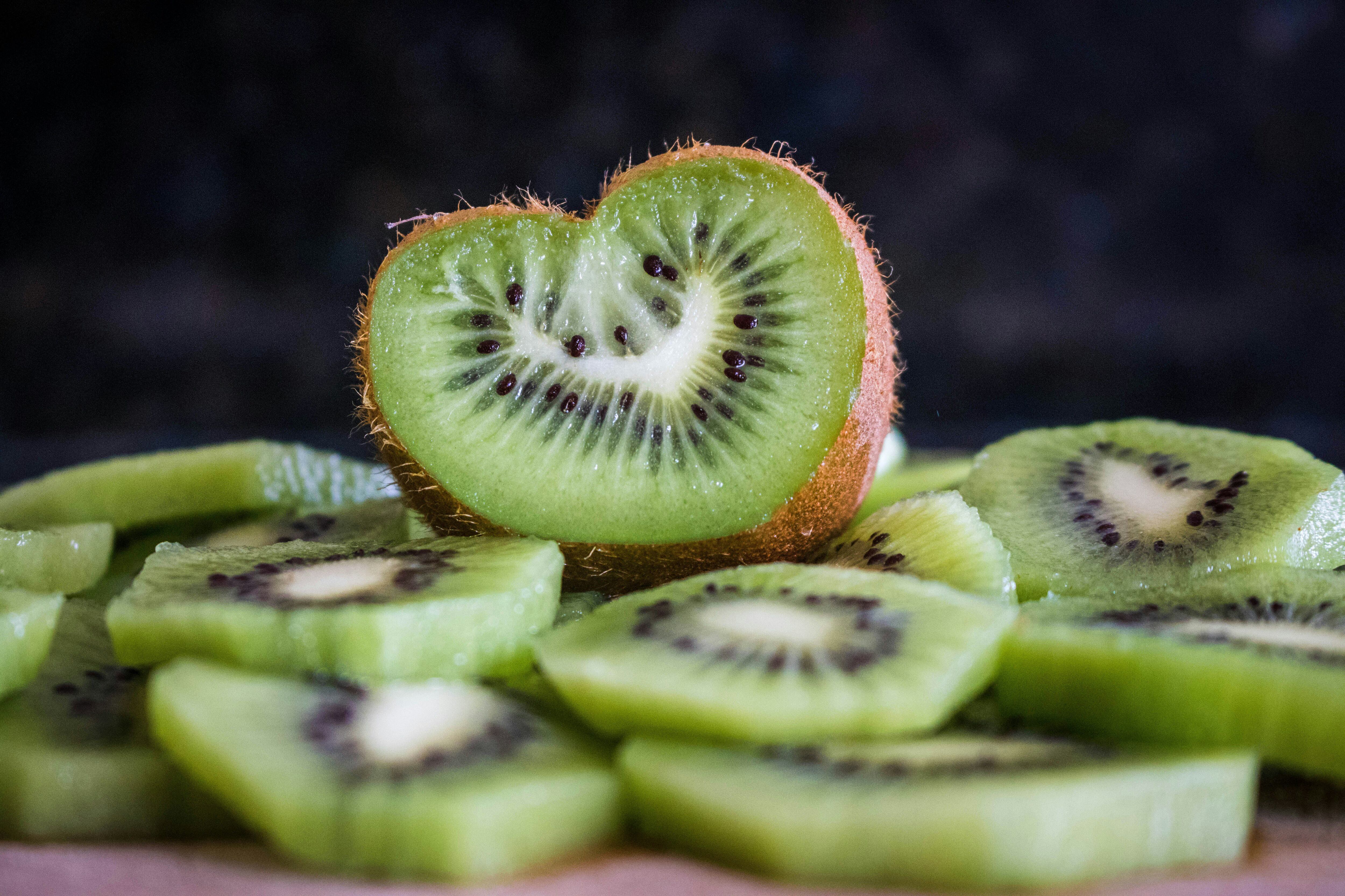 El kiwi posiblemente tiene beneficios en la salud del corazón, ya que puede ayudar a reducir la presión arterial. (Foto: Unsplash)