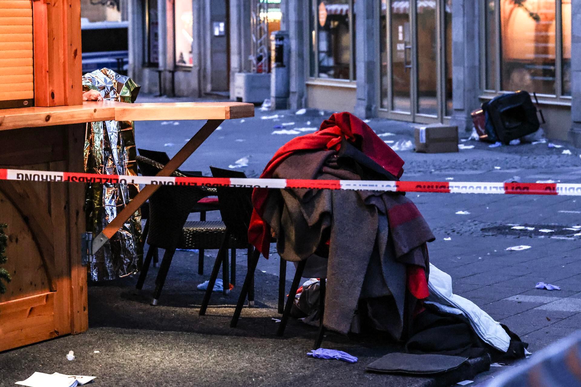 Cordón policial tras el atropello masivo que causó cinco muertos y 200 heridos en un mercado navideño en Magdeburgo. 
