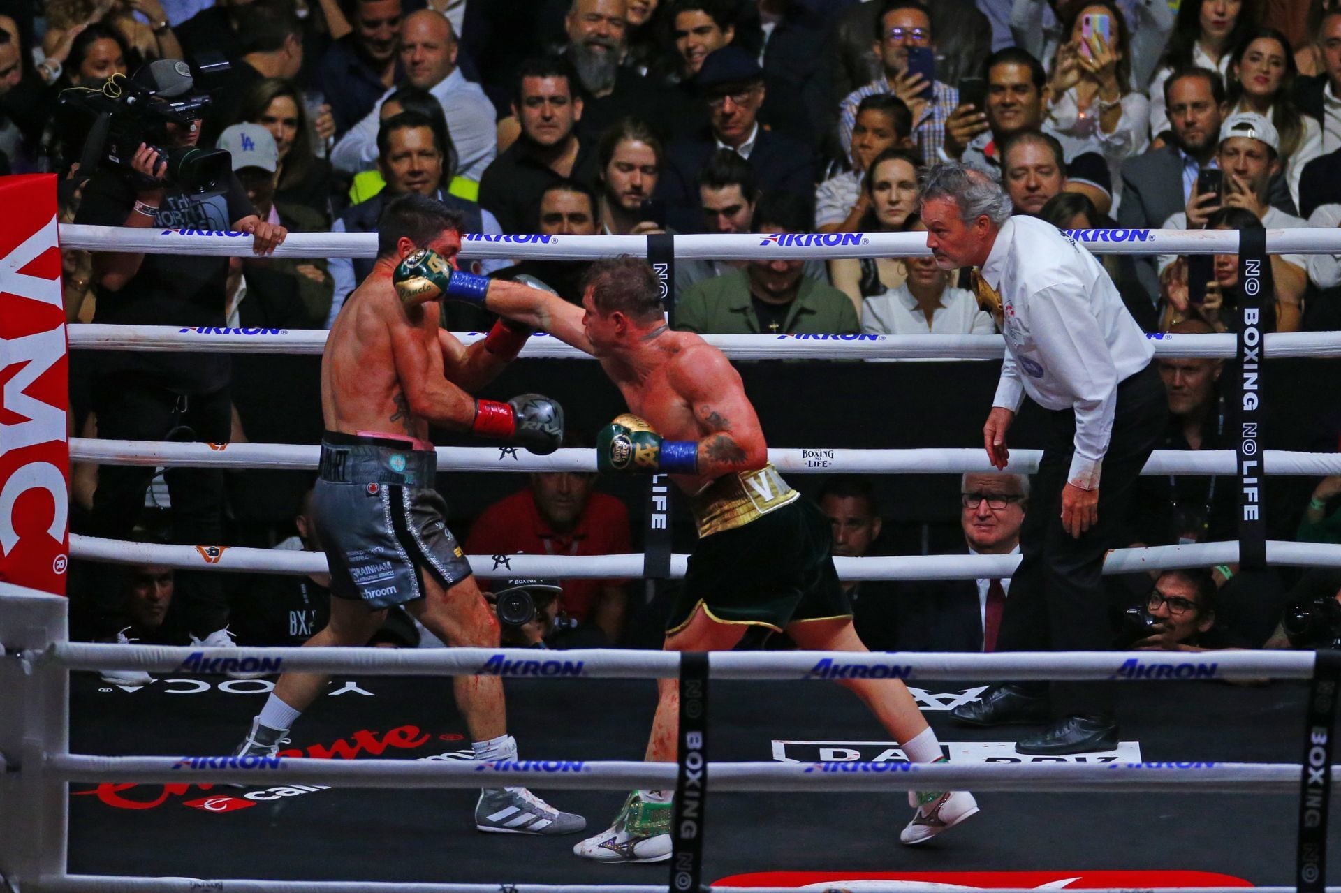 'Canelo' conectando un golpe contra su rival, John Ryder, en su pelea del pasado 6 de mayo en Guadalajara. (Foto: Cuartoscuro)