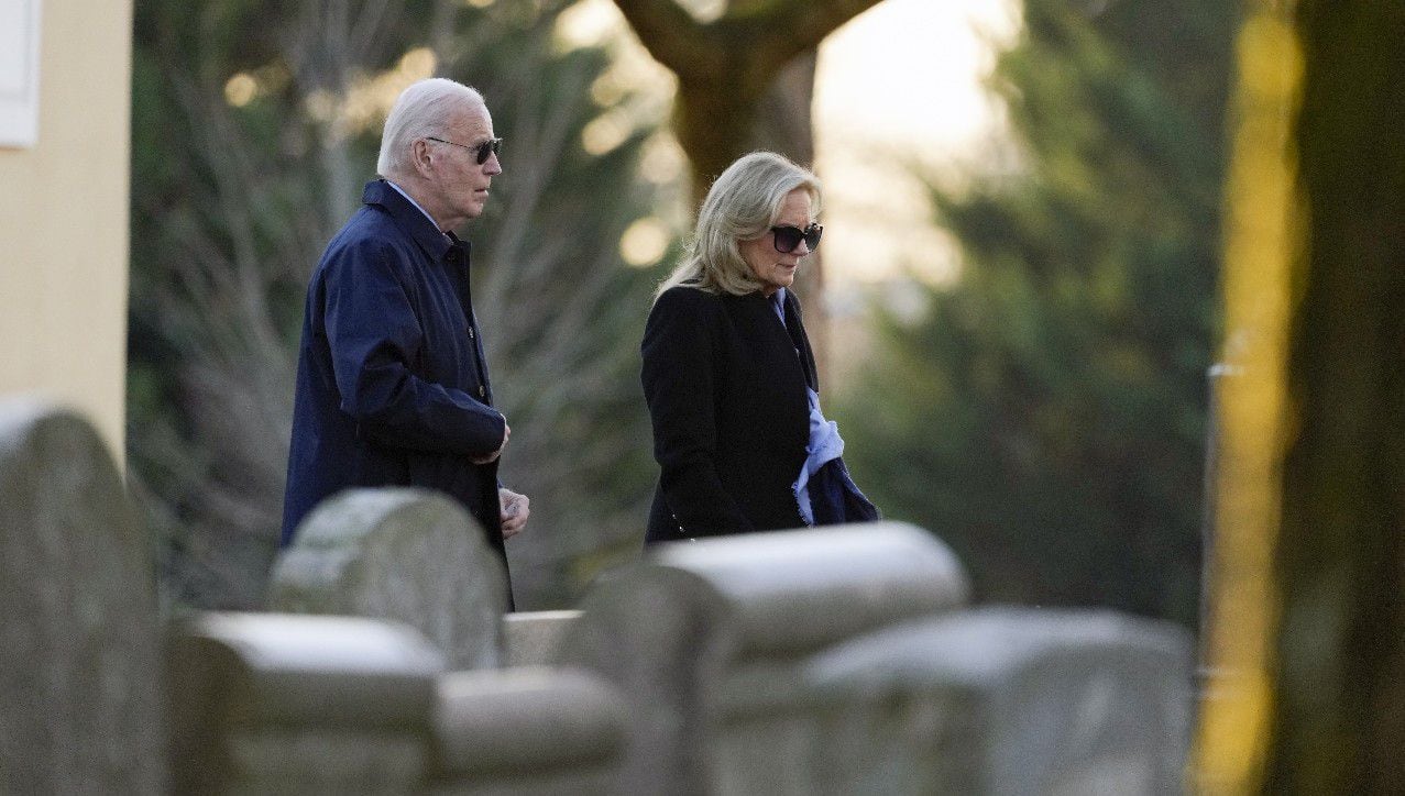 Joe Biden estuvo acompañada por su esposa durante la visita a la tumba de Neilia y Naomi. 
 [Fotografía. AP]