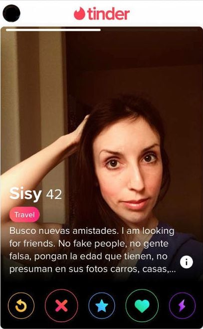 Aurora Phelps creaba perfiles falsos en aplicaciones de citas como Tinder para estafar a hombres de edad avanzada. [Fotografía. FBI]