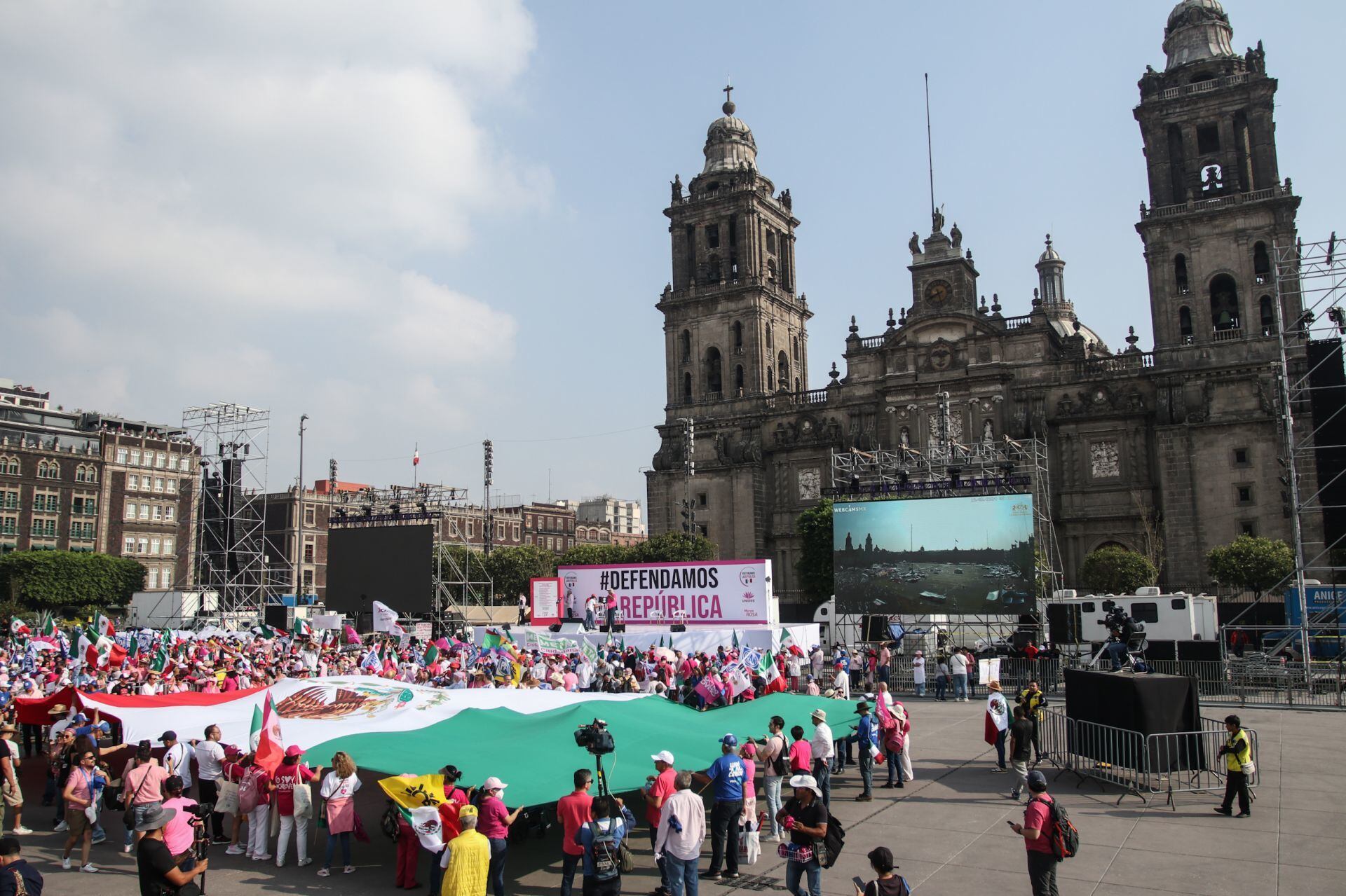 Los manifestantes de la 'Marea Rosa' se reunieron en el Zócalo de la Ciudad de México.