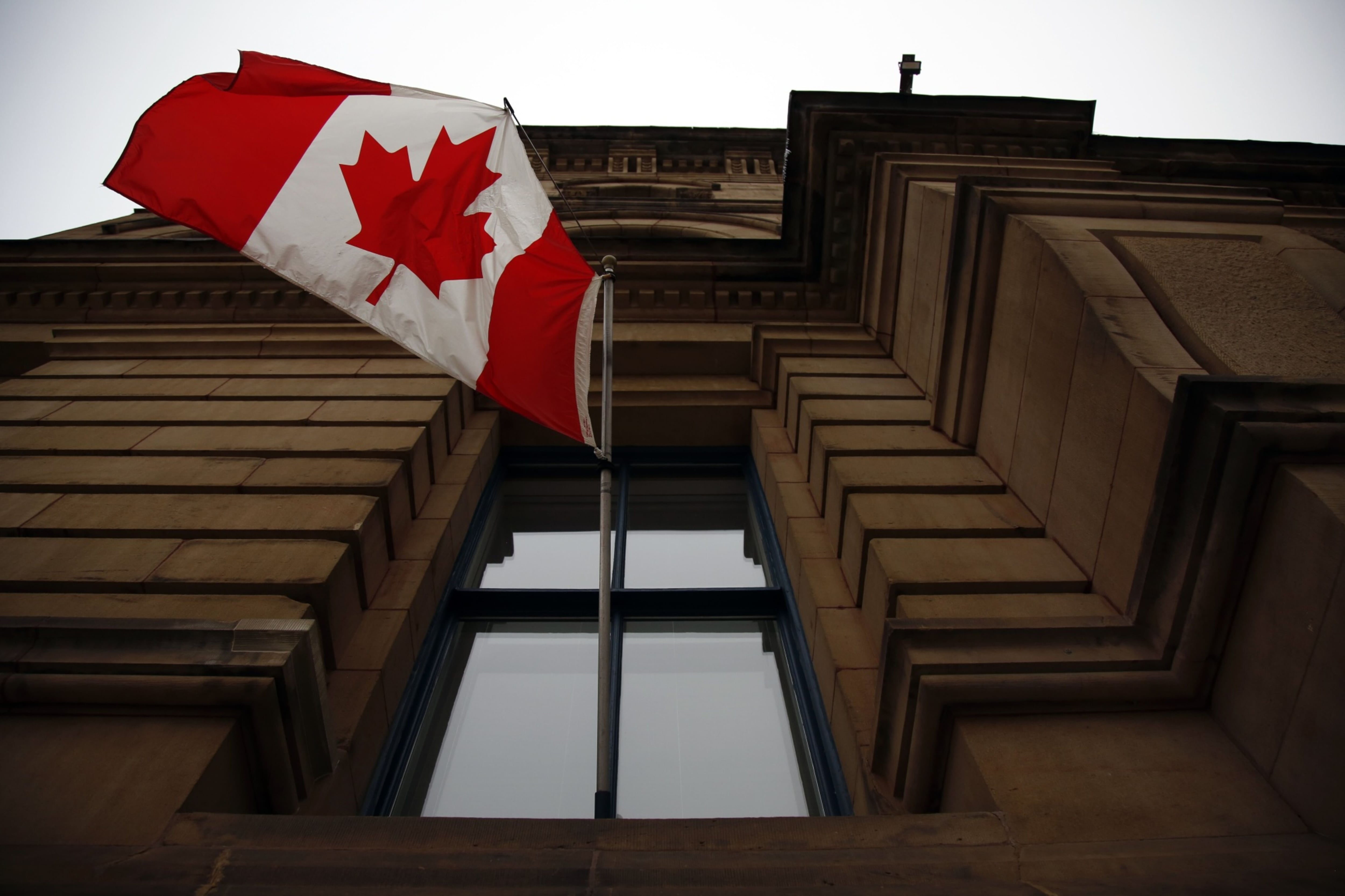 La raíz del problema: Más allá de la visa canadiense