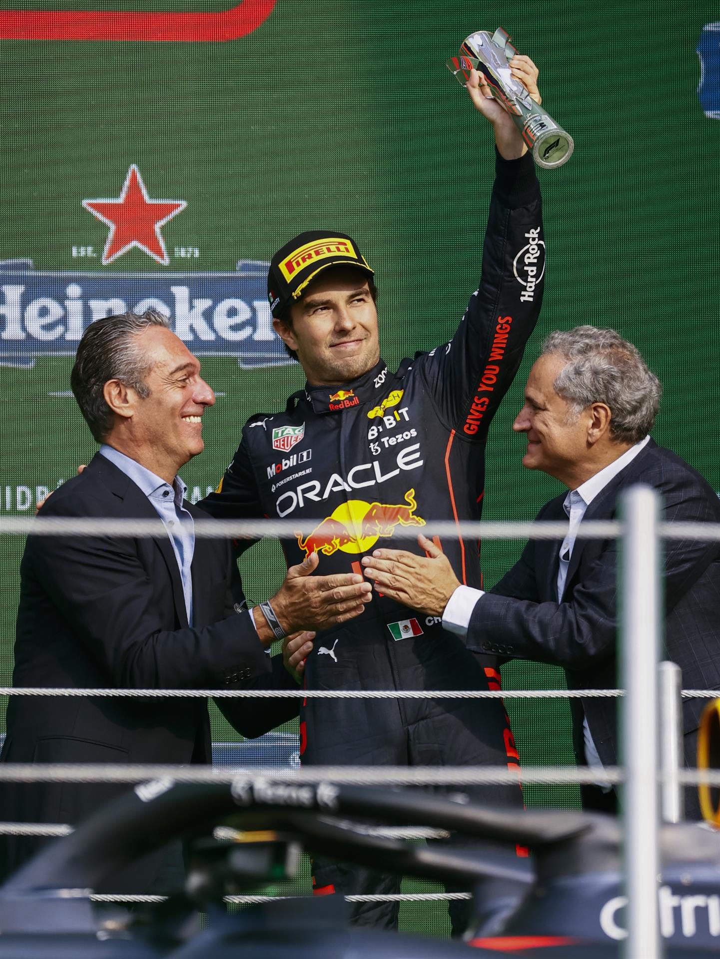 Carlos Slim Domit (i), el mexicano Sergio Pérez (c) y Alejandro Soberón celebran en el podio hoy, en el Gran Premio de Fórmula Uno de Ciudad de México en el Autódromo Hermanos Rodríguez en Ciudad de México (México). EFE/ José Méndez.