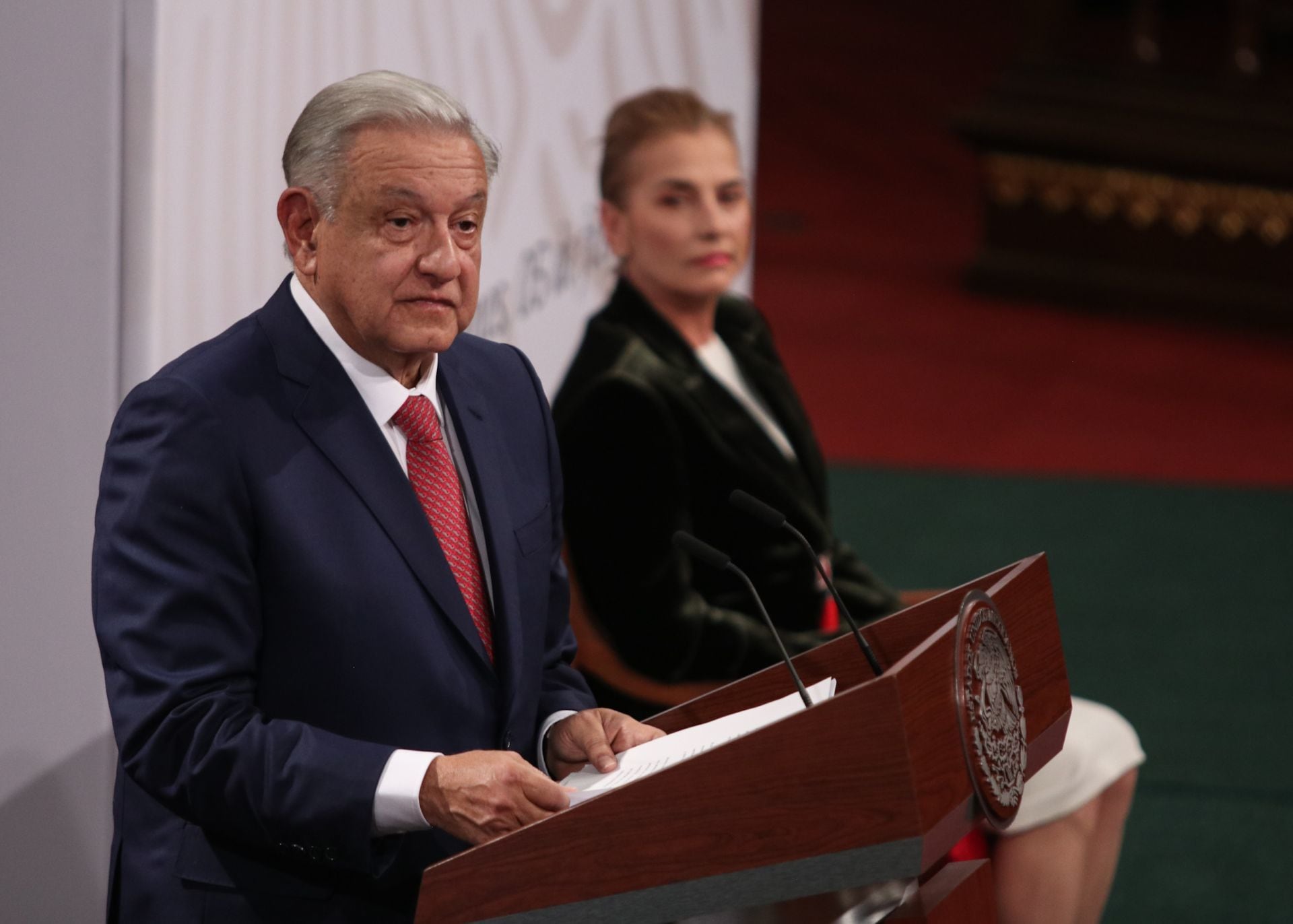 López Obrador presentó su paquete de 20 reformas a la Constitución en el Recinto Parlamentario de Palacio Nacional.