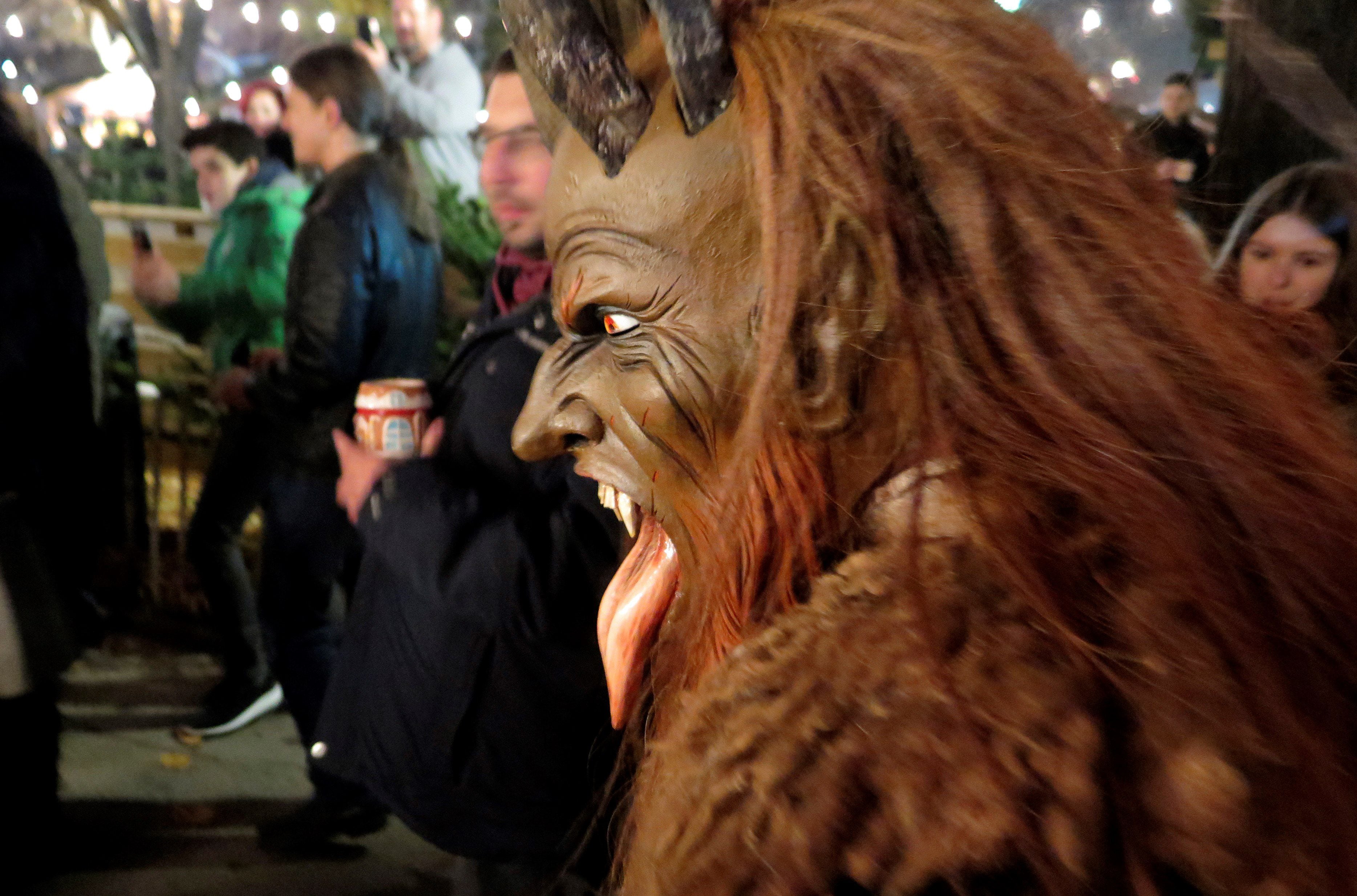 En Austria las luces navideñas proyectan la sombra de un nombre que despierta más de un escalofrío: Krampus. 