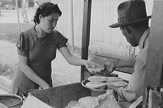Platos de tortillas y frijoles fritos para vender a los desgranadores de nueces, San Antonio, Texas en 1939. (Foto: Lee, Russell / Wikimedia Commons).