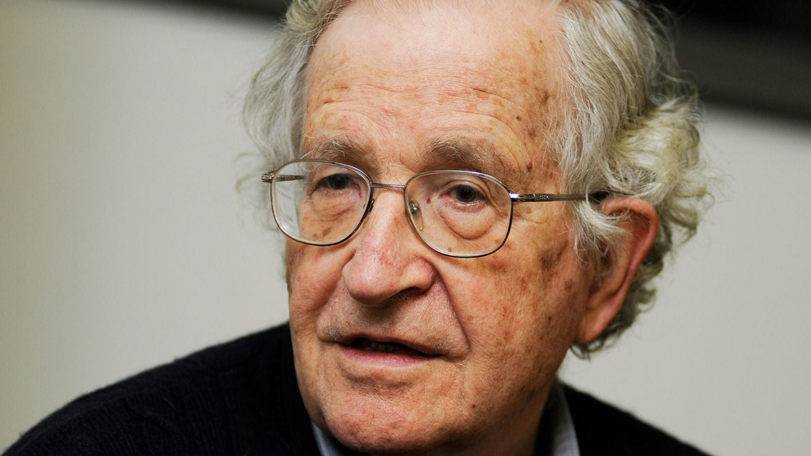 Hacen un ‘Perales’: Esto sabemos de las ‘fake news’ sobre la muerte de Noam Chomsky