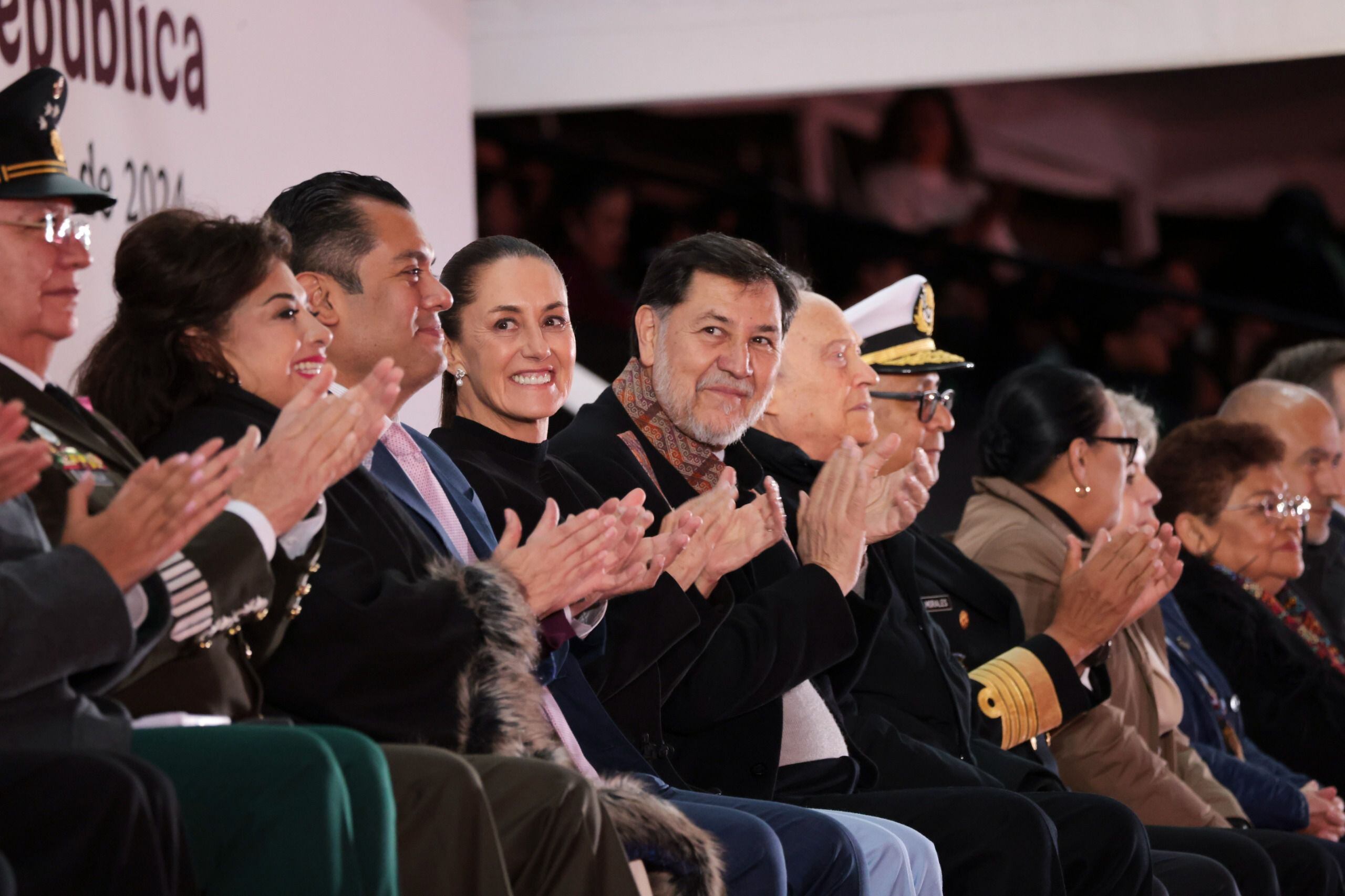 Claudia Sheinbaum estuvo acompañada de distintos funcionarios durante la conmemoración de los 200 años de la República. (Presidencia)