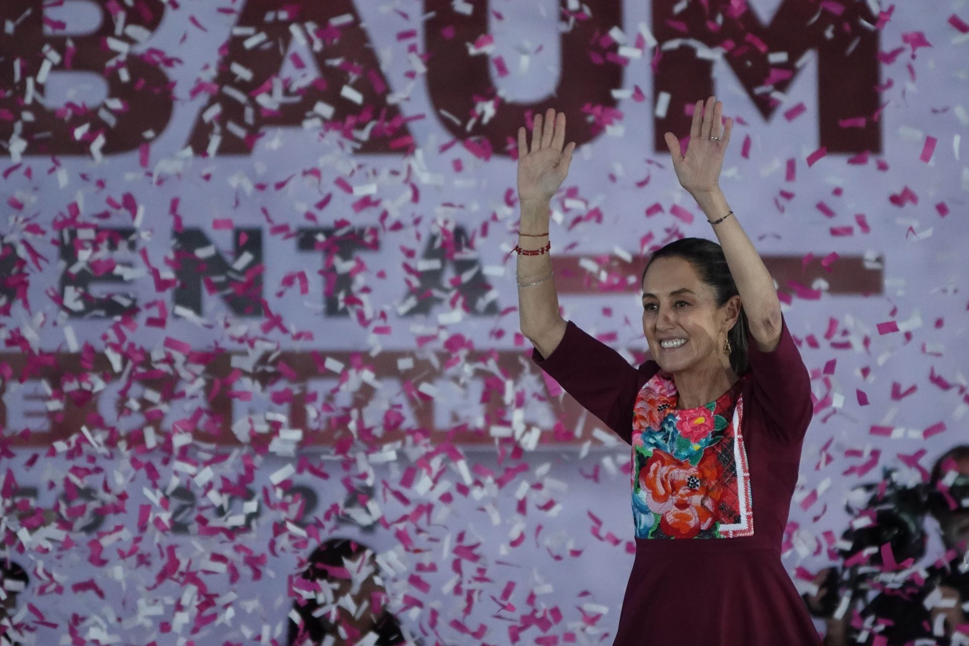 La aspirante presidencial Claudia Sheinbaum arrancó campaña este viernes en el Zócalo.