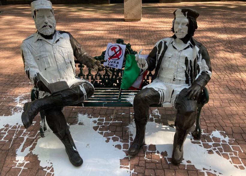 Vandalizan estatuas de Castro y el ‘Che’ con mensaje contra AMLO
