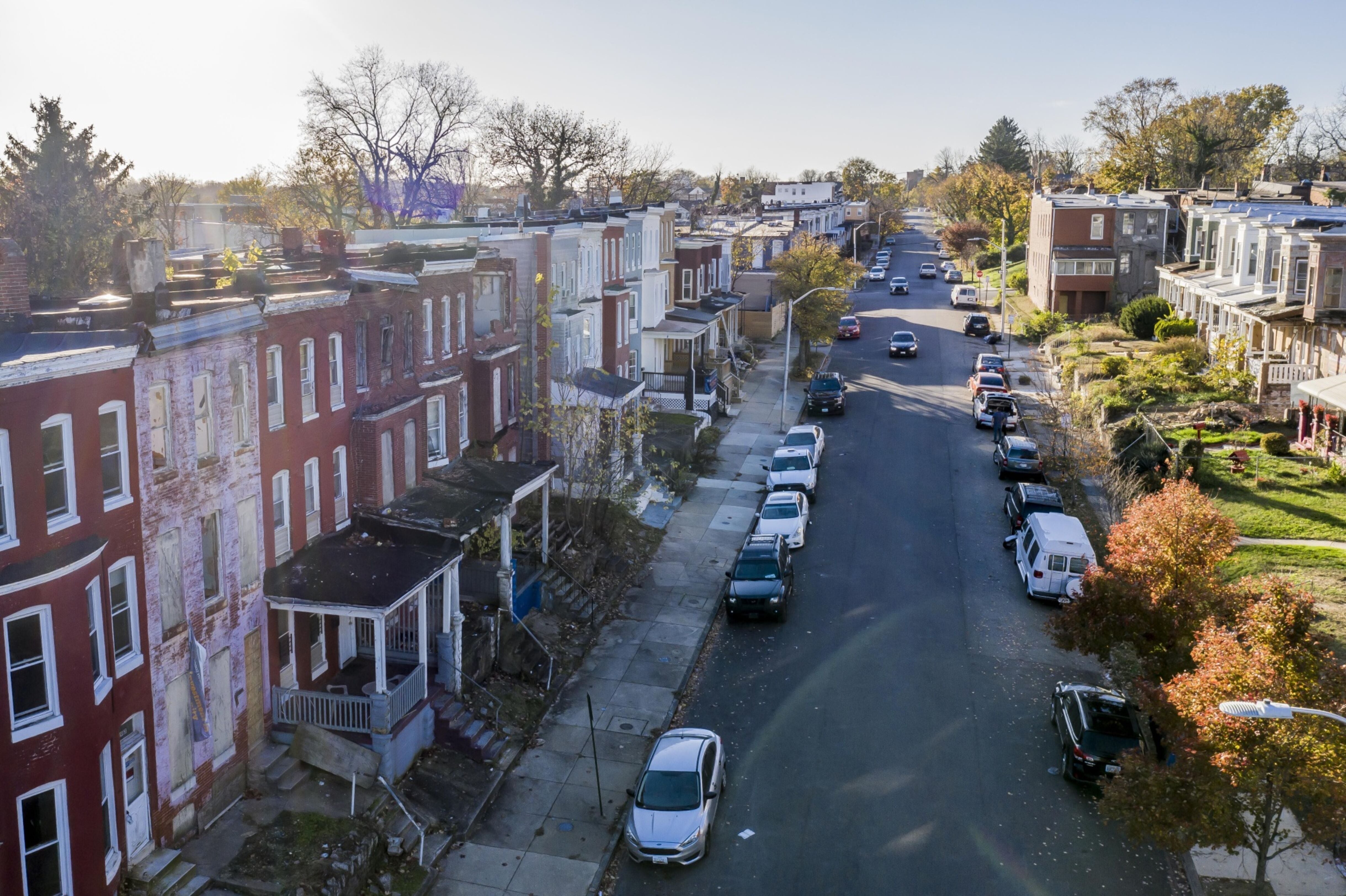 ¡Llévele, llévele!: Baltimore vende casas en 1 dólar; ¿por qué? 