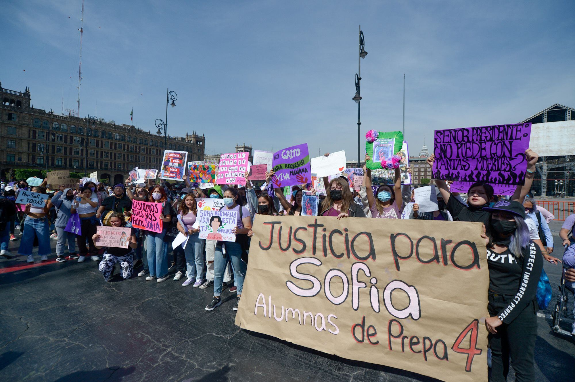 Marchan al Zócalo de CDMX para exigir justicia por la muerte de Sofía Morales, alumna de Prepa 4