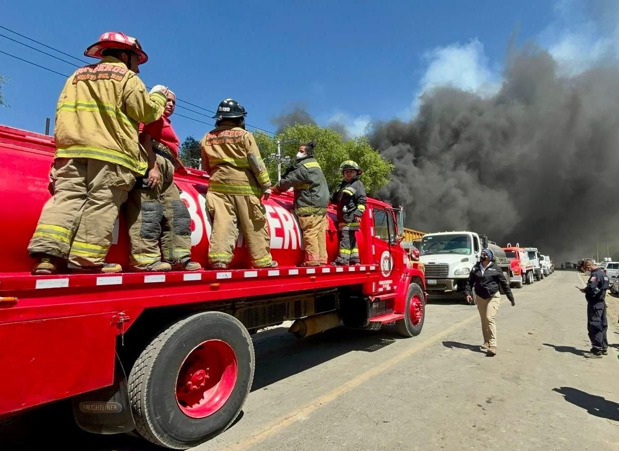 Fuerte incendio en Xonacatlán persiste por químicos y desperdicios industriales