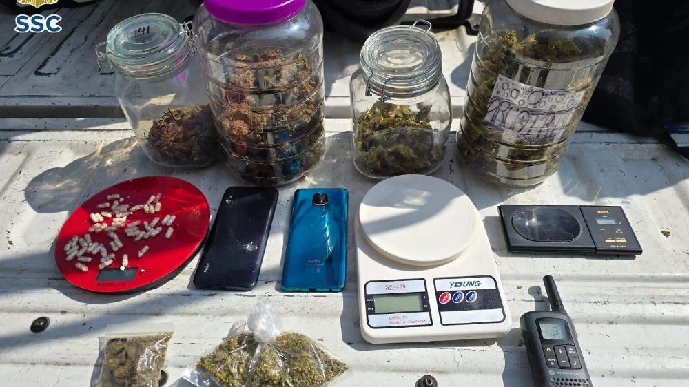 Agentes hallaron 50 cápsulas de posible cocaína y cuatro vitroleros con marihuana durante un operativo en la calle Tenochtitlán. 