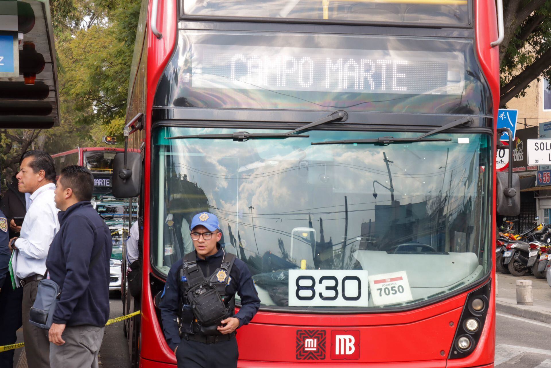 La estación Robles Domínguez no dio servicio mientras se levantaba el cuerpo de la mujer fallecida.