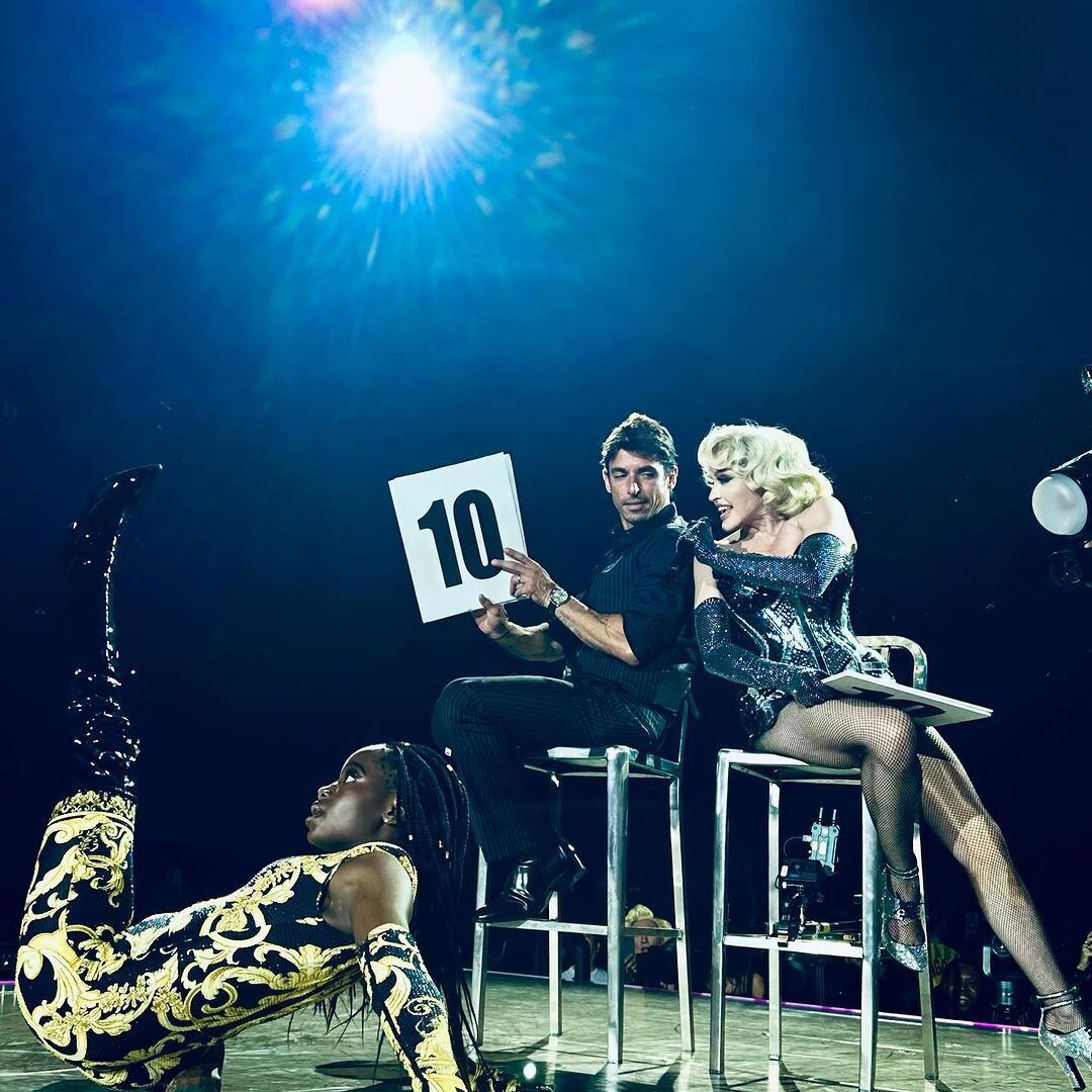 Alberto Guerra en el escenario con Madonna. (Foto: Instagram @el_guerra)