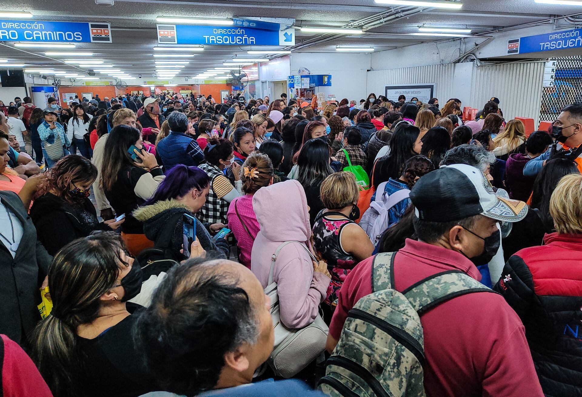Metro de CDMX avanza ‘de rodillas’ este viernes’: Reportan demoras y trenes detenidos en 6 líneas