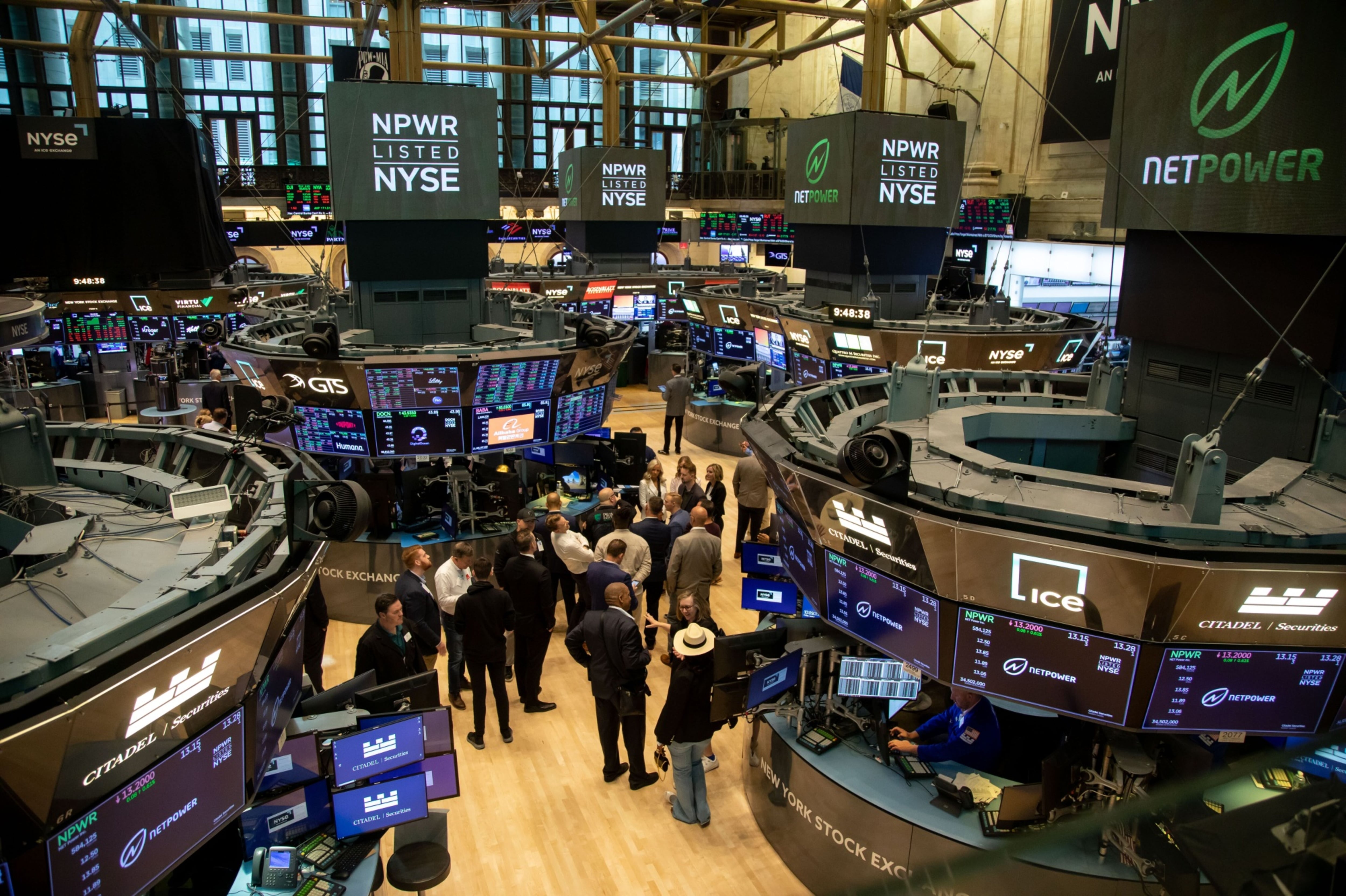 Wall Street abre en tono mixto: S&P 500 baja 0.35% mientras Nvidia ‘se desinfla’
