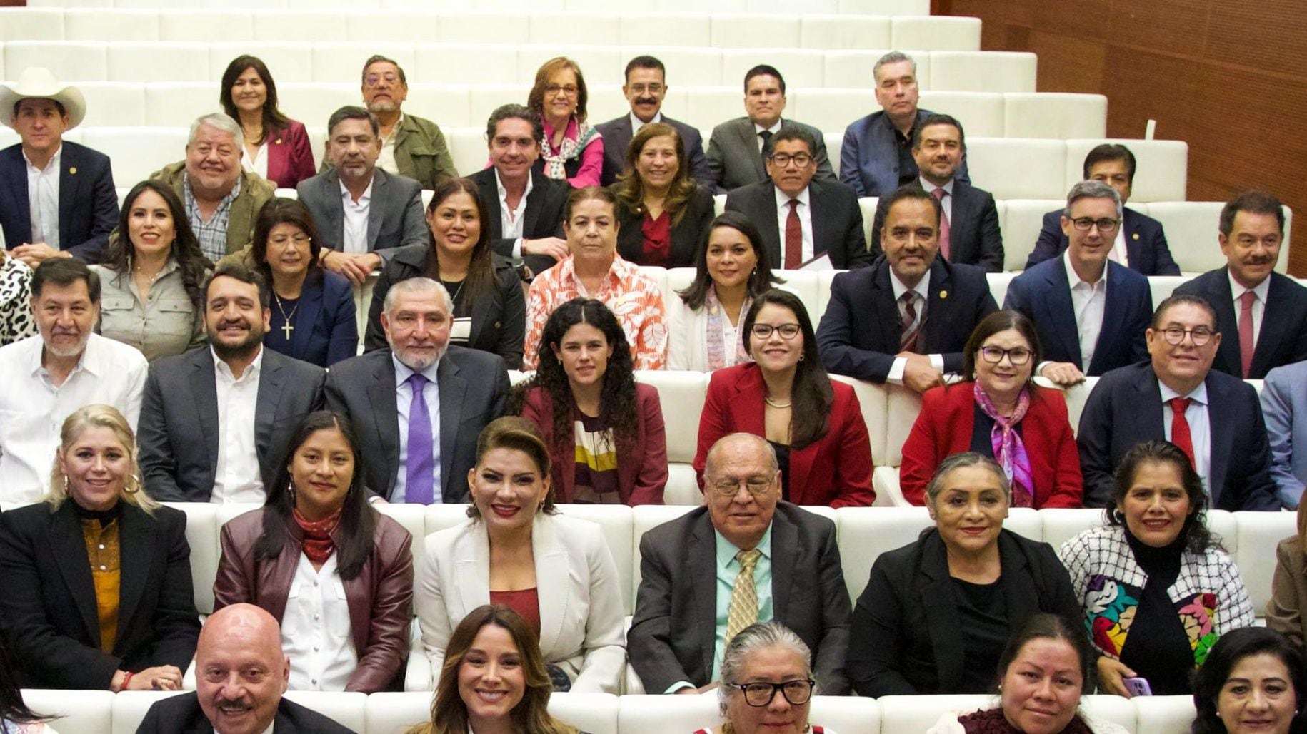 Miguel Ángel Yunes Márquez aparece en la foto con senadores de Morena. 