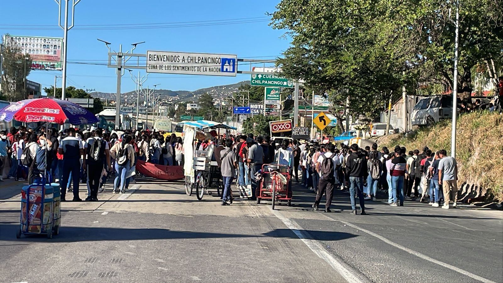 En las movilizaciones por la Autopista del Sol participaron los padres de los 43 normalistas desaparecidos en 2014 [Fotografía. Rosario García]