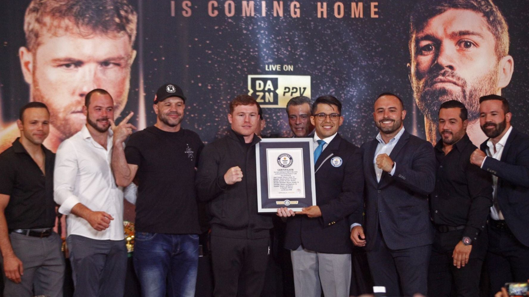 ‘Canelo’ Álvarez y sus hermanos reciben premio por Récord Guinness... ¡15 años después!