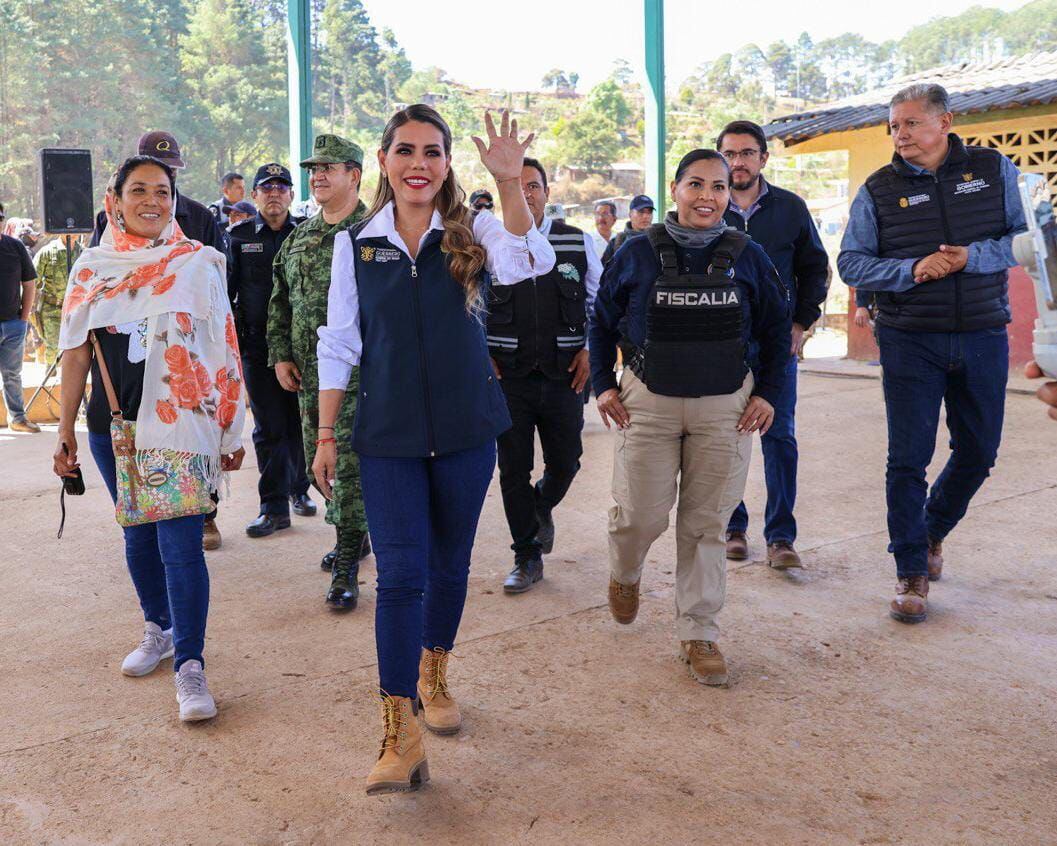 Evelyn Salgado se reúne con habitantes de El Durazno en La Sierra de Guerrero