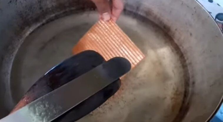 El chicharrón de harina toma su consistencia final tras freírse. (Foto: YouTube / Flaquita Dorada).