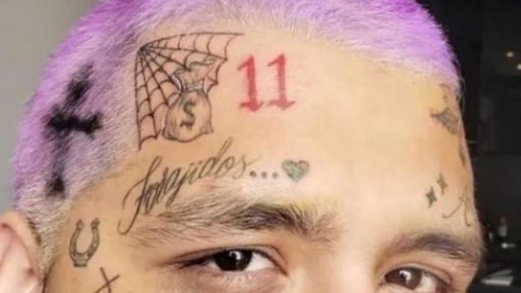Christian Nodal se ha quitado y agregado tatuajes en su rostro desde 2020. (Foto: Instagram)