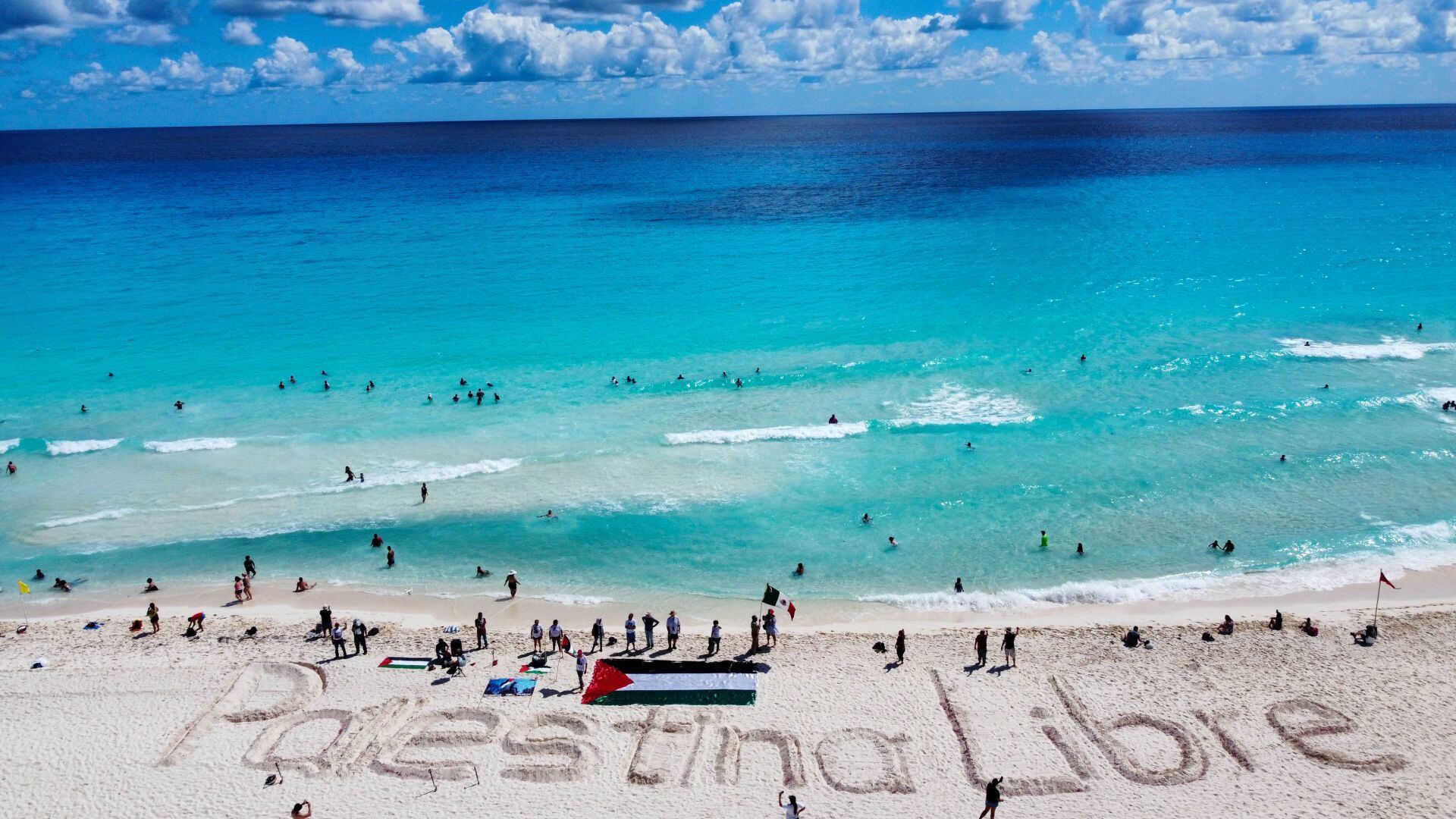 Un grupo de personas de distintos colectivos se manifestó en apoyo a Palestina en Playa Delfines (Cancún) y pidieron un alto a las hostilidades bélicas en la Franja de Gaza.